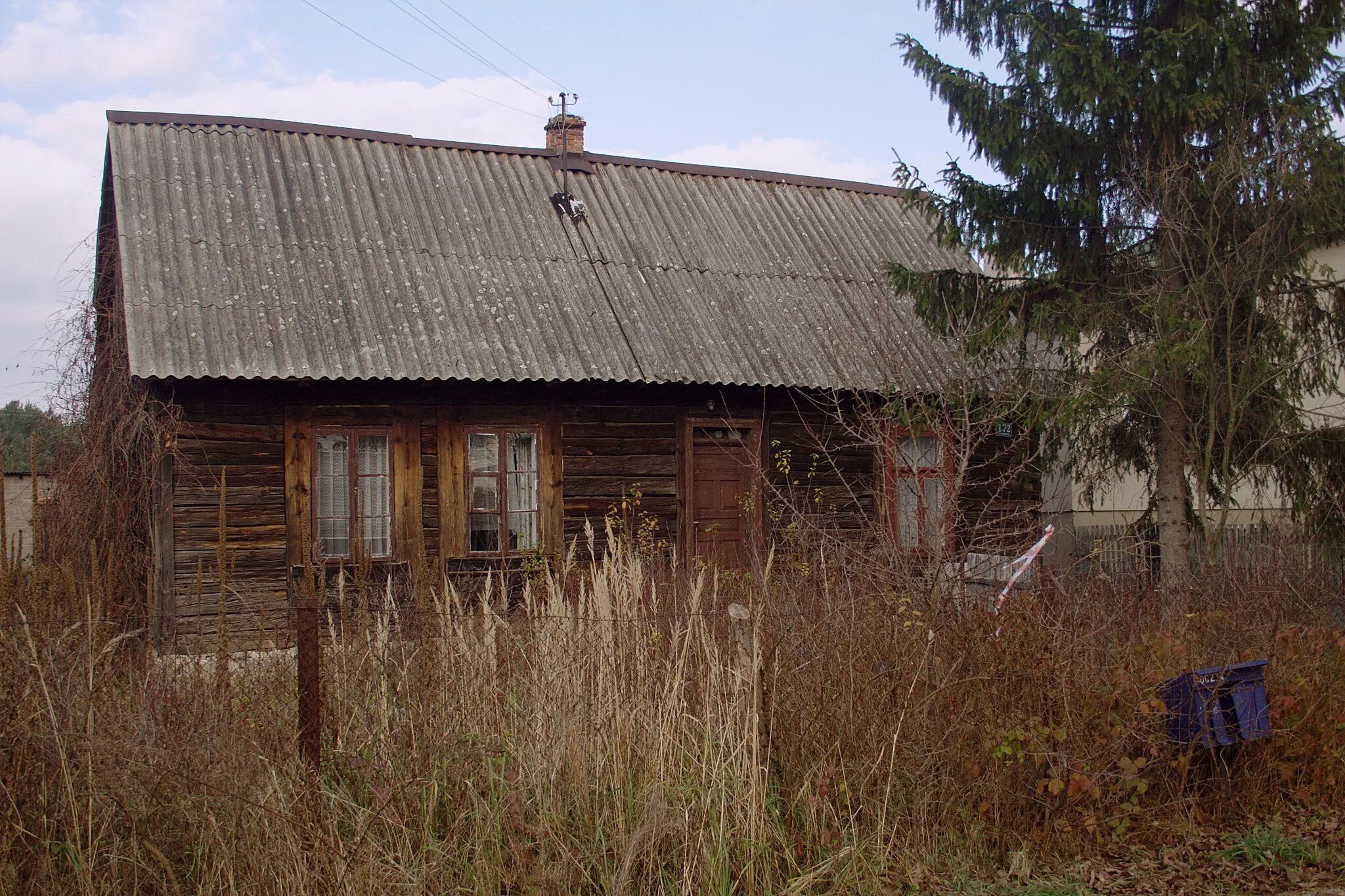 Photo showing: Fragment zabudowy na ulicy Sokolej w miejscowości Przymiłowice-Kotysów