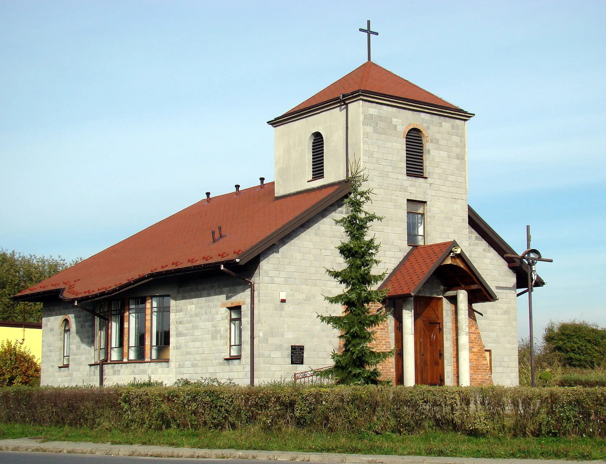 Photo showing: Kaplica pw. św. Marii Magdaleny w Hucie Starej A, należąca do parafii św. Jana Chrzciciela w Poczesnej. Kamień węgielny pod kaplicę położono 10 września 1998 roku.