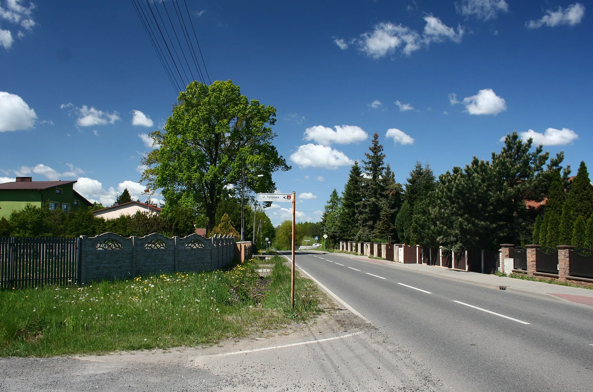 Photo showing: Skrzyżowanie ulic Staszica i Tęczowej w Brzezinach-Koloni