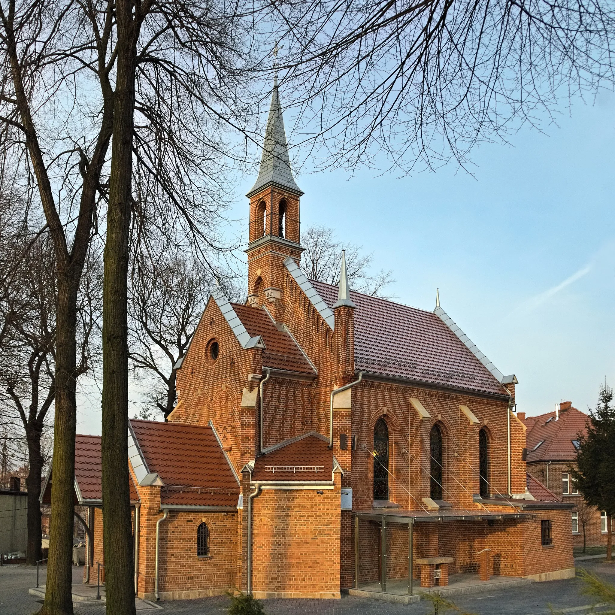 Photo showing: kościół św. Małgorzaty w Bytomiu otoczony cmentarzem; wewnątrz kościoła znaleziono pochówki dzieci (źródło: https://gliwice.gosc.pl/doc/4789791.Malgorzatka-odkrywa-tajemnice)