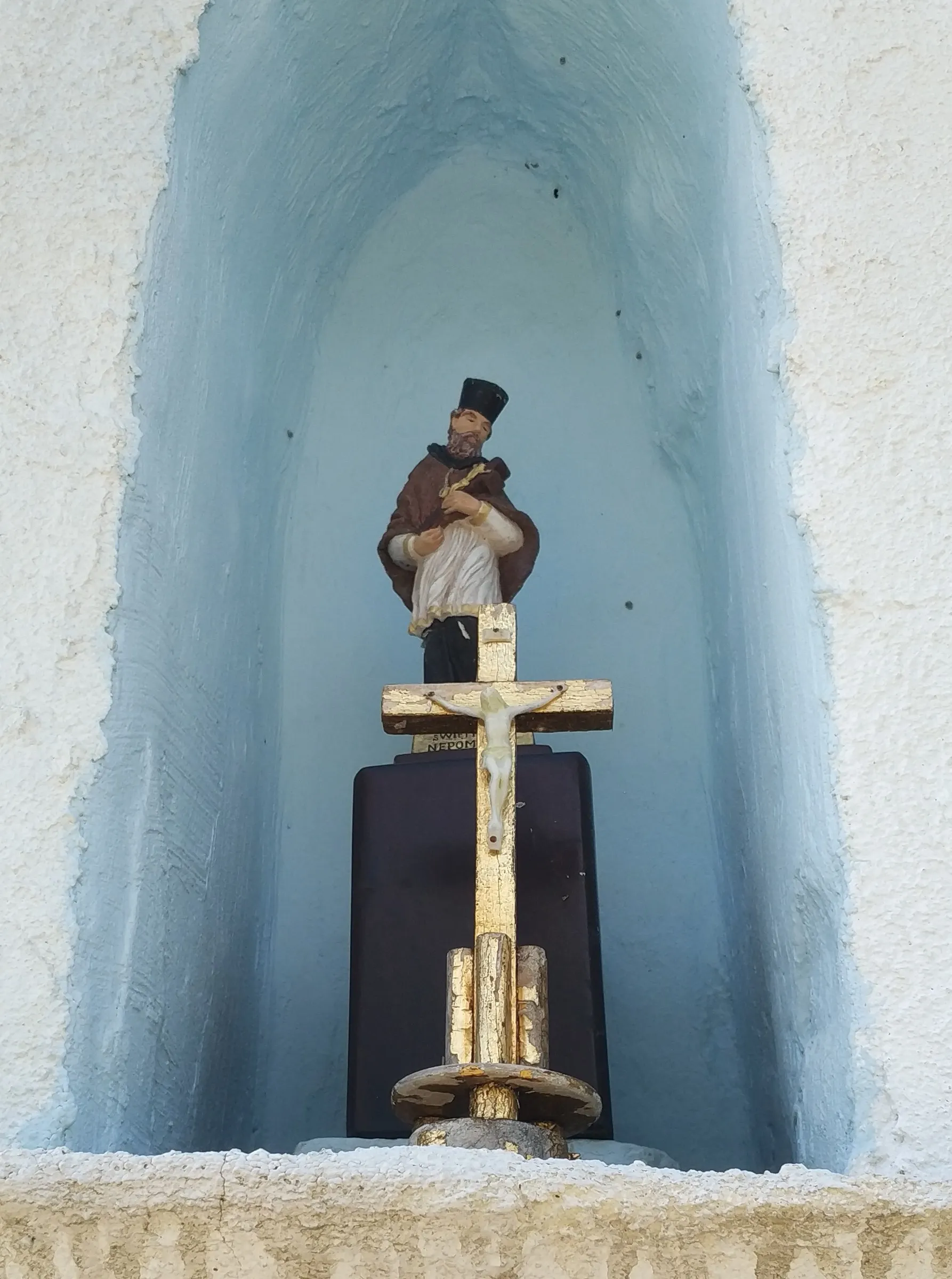 Photo showing: A figure of St. John of Nepomuk and the Cross from 1899 in a recess chapel in Pasieczki