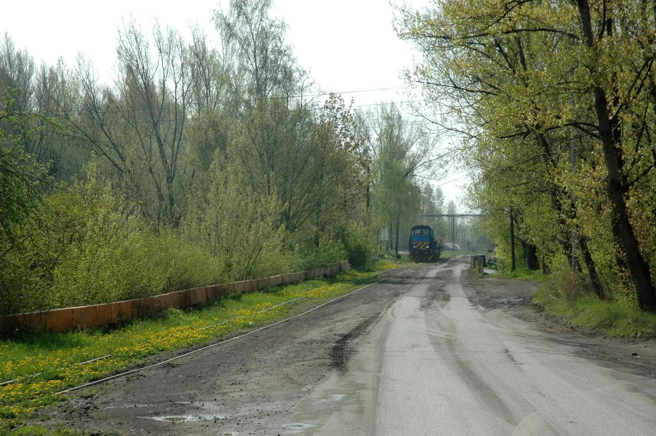 Photo showing: Rail and road entry to the Hrabůvka slag heap, Ostrava, Czech Republic