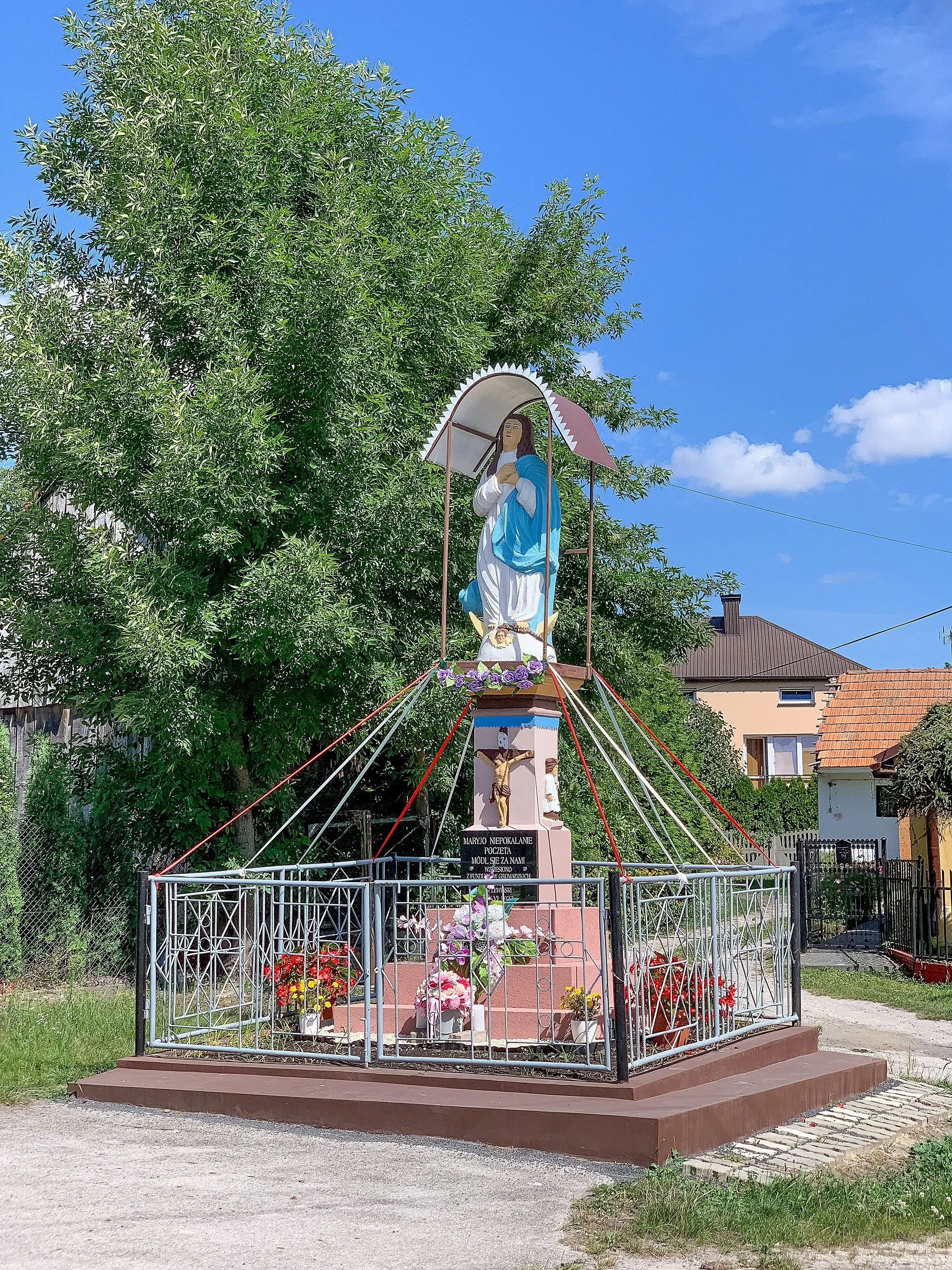 Photo showing: Figura Matki Boskiej w Owczarach przy skrzyżowaniu ulic Długiej i Świerkowej.