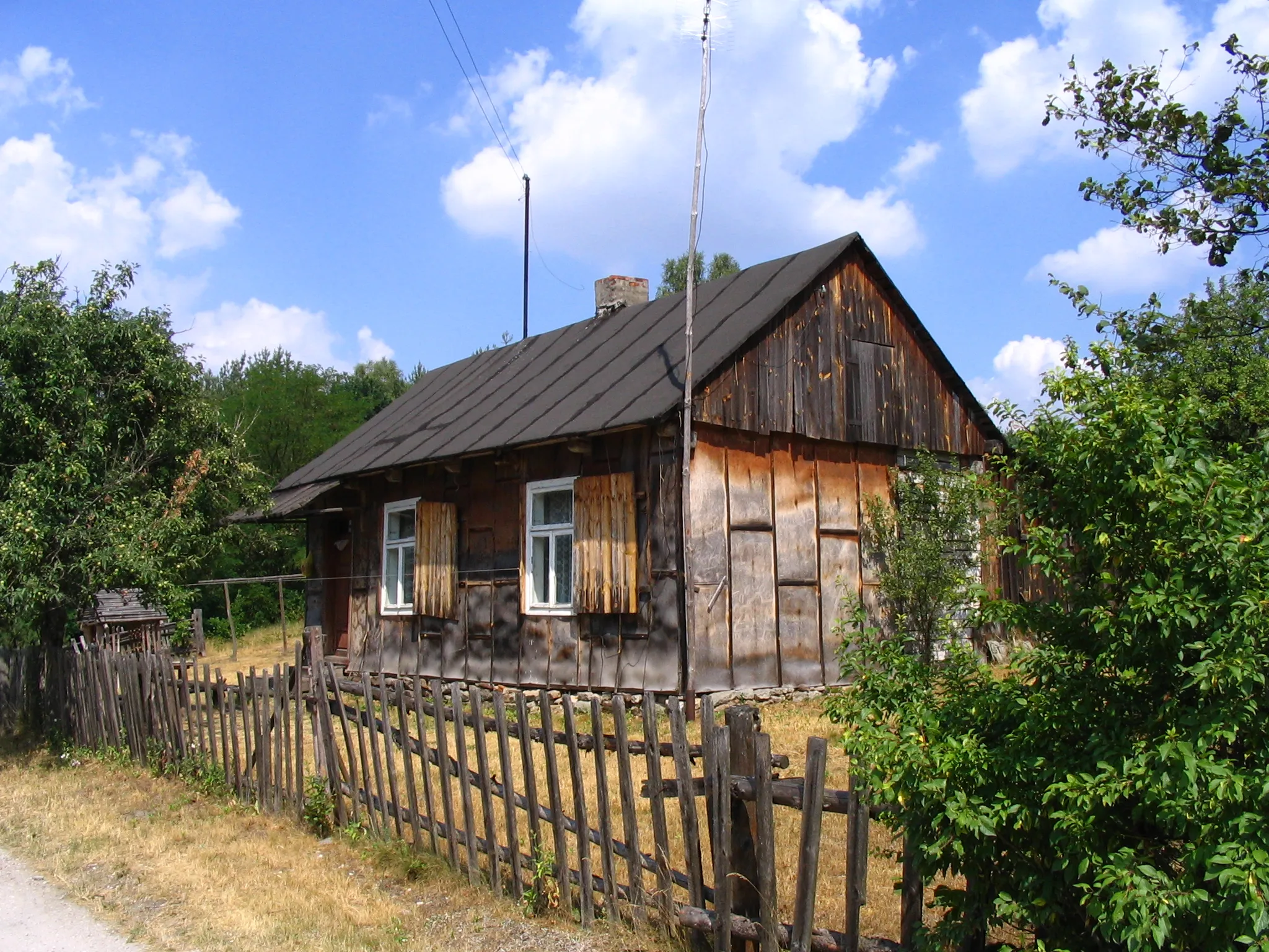Photo showing: An old house in Piekło village, Poland, 2006 yr.
