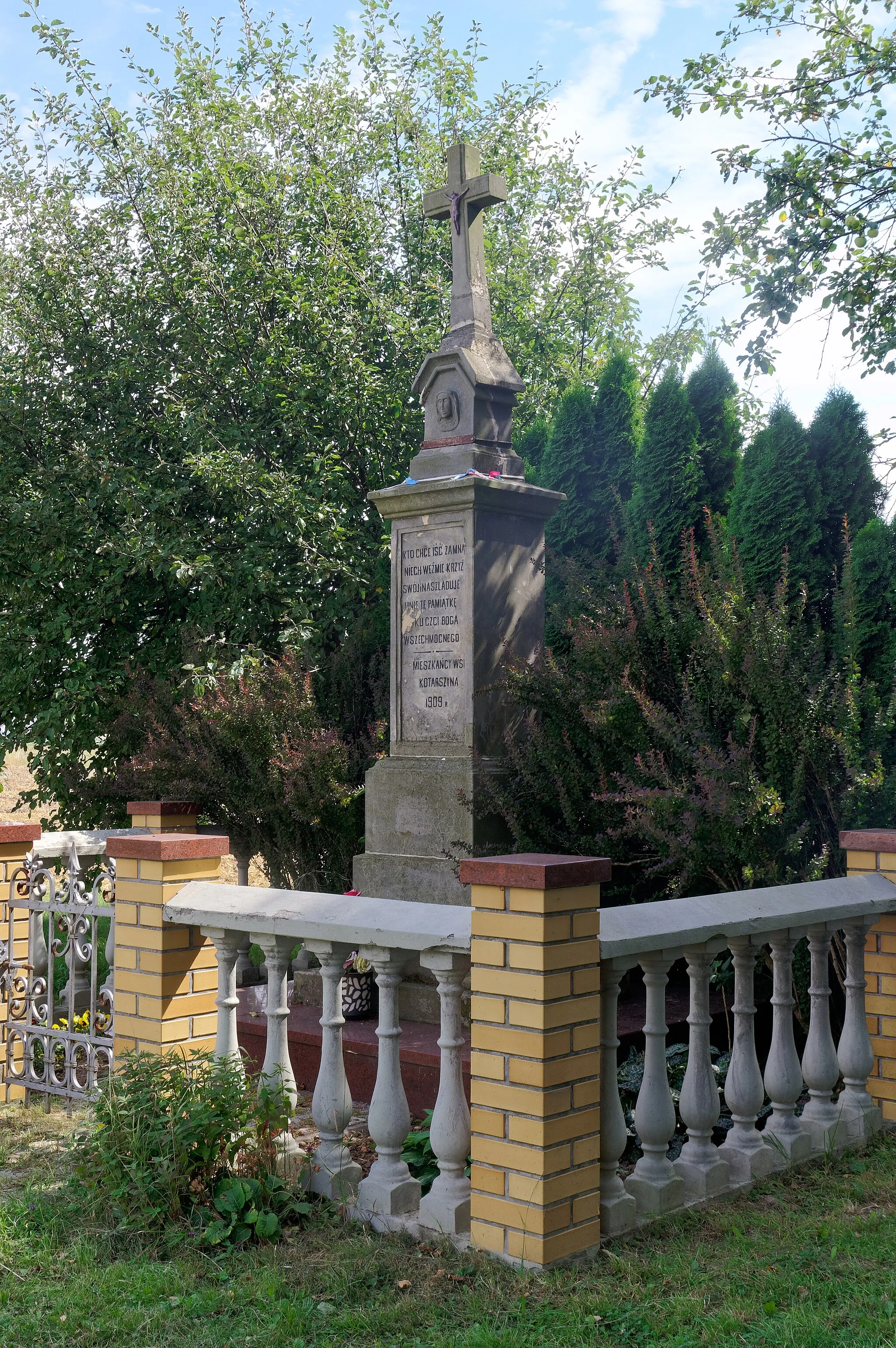 Photo showing: Wayside cross in Kotarszyn