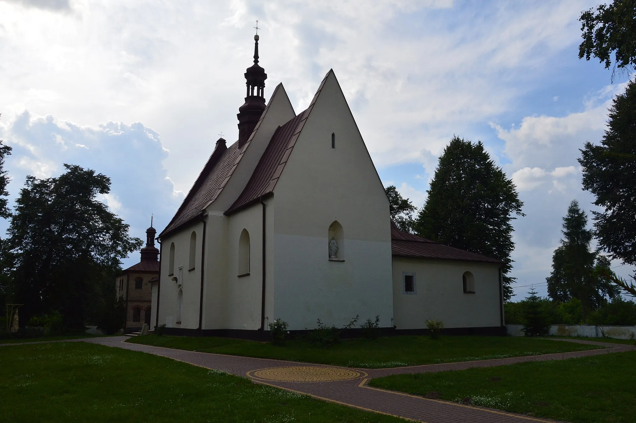 Photo showing: Południowo-wschodnia strona kościoła św. Wojciecha w Wojciechowicach