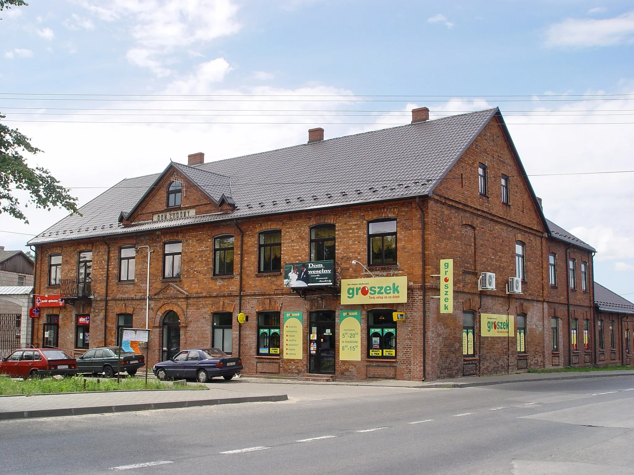 Photo showing: Odrowąż, rynek, Dom Ludowy