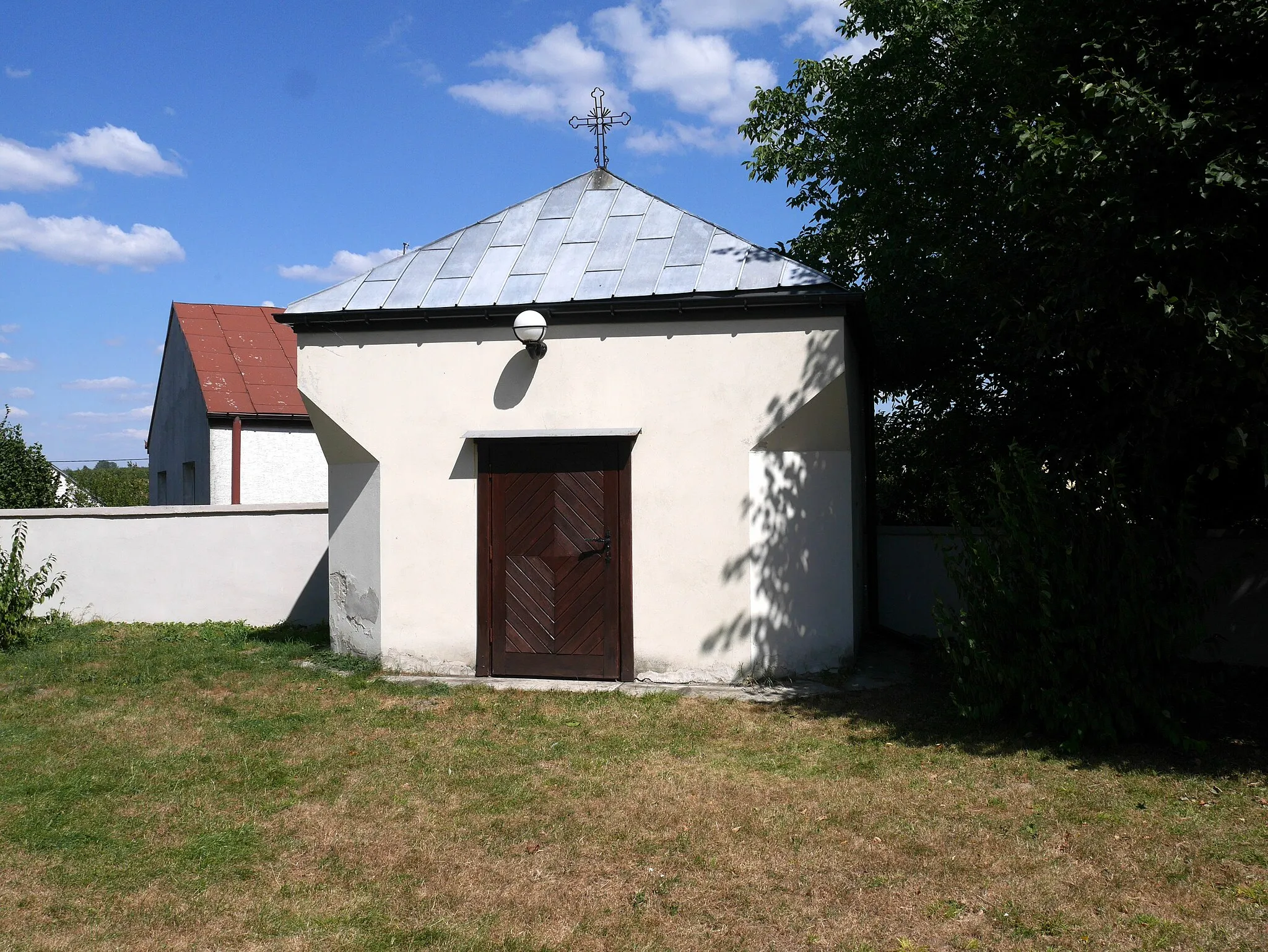 Photo showing: Morgue near Saint John the Baptist church in Gnojno
