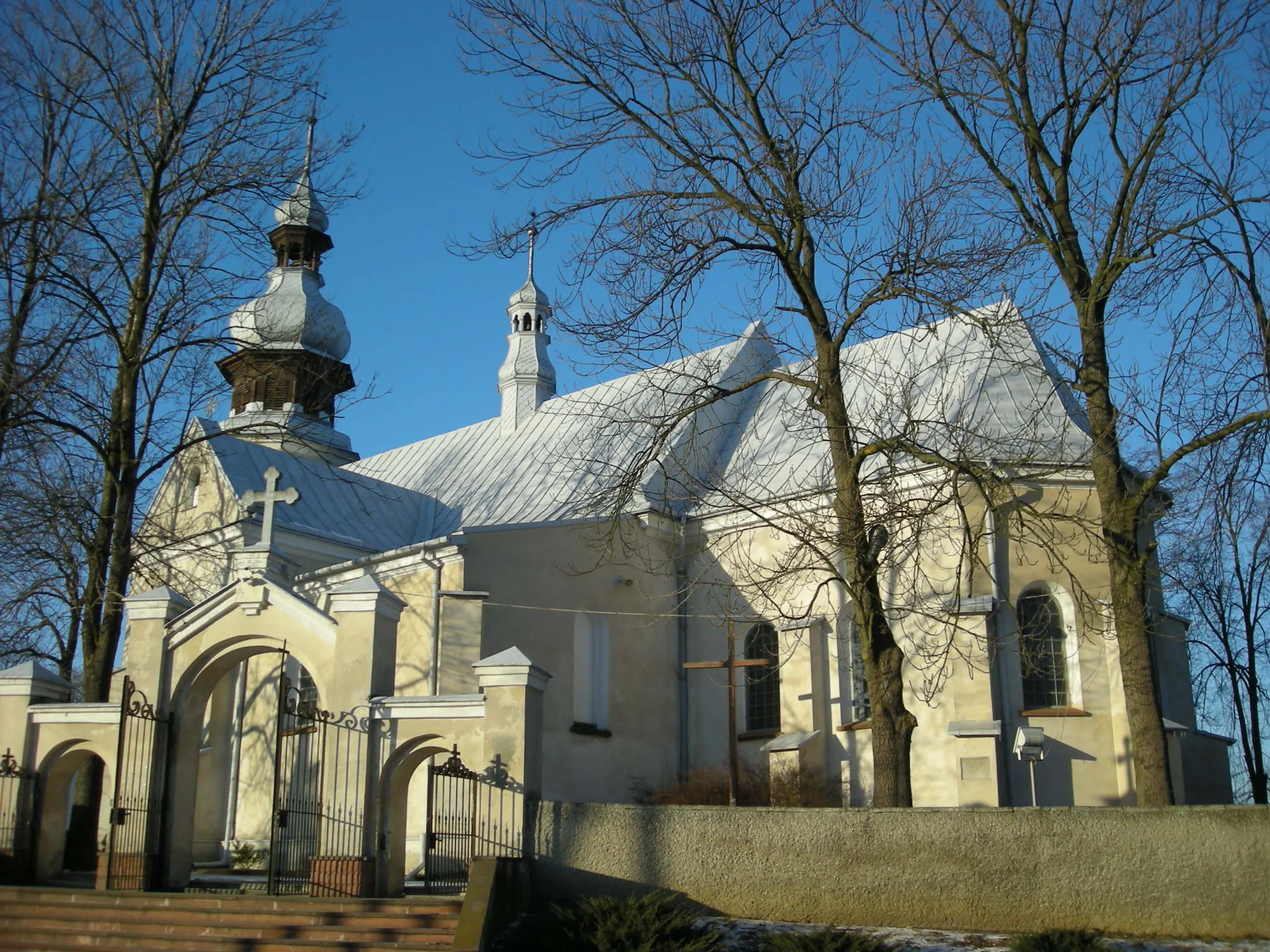 Photo showing: The church in Lisów, Poland.