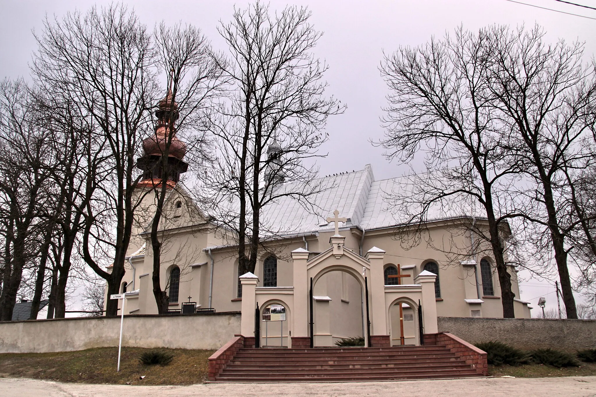 Photo showing: The church in Lisów, Poland.