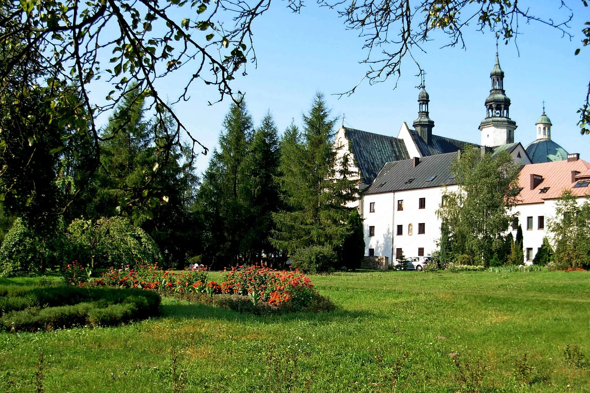 Photo showing: Piotrkowice, the post-Bernardine monastery (1562 with later changes) and the towers of the the Church of Annunciation to the Blessed Virgin Mary (1562) and the Loreto Chapel in the background