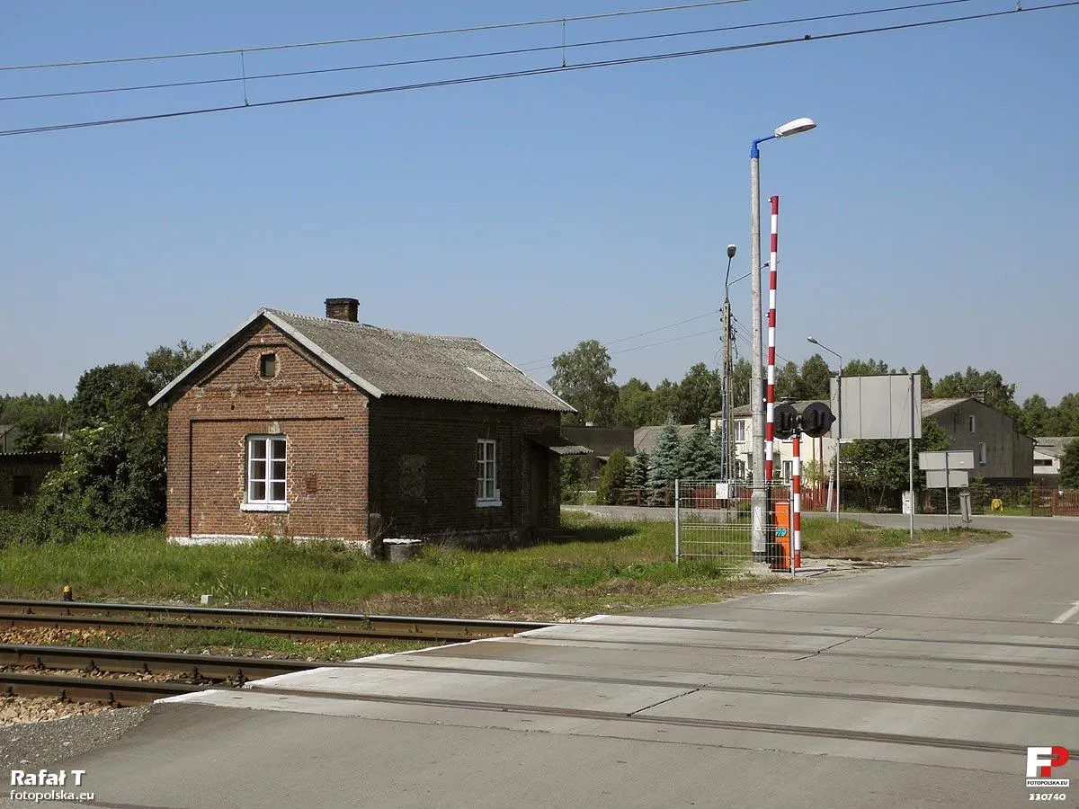 Photo showing: Budynek dawnej dróżniczówki przy wjeździe do Lipowego Pola.