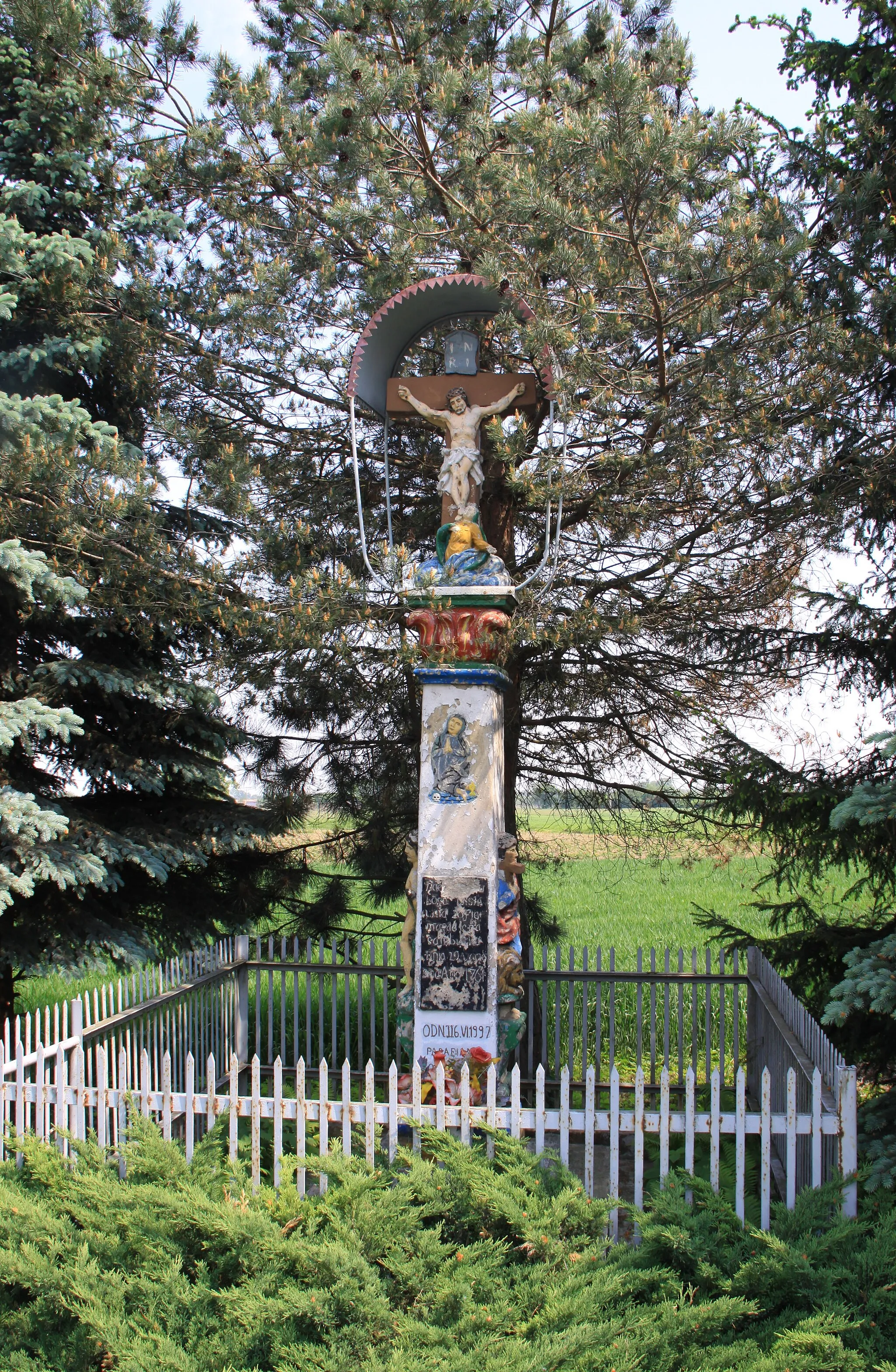 Photo showing: Borusowa - Wayside cross from 1761 near crossroads in village.