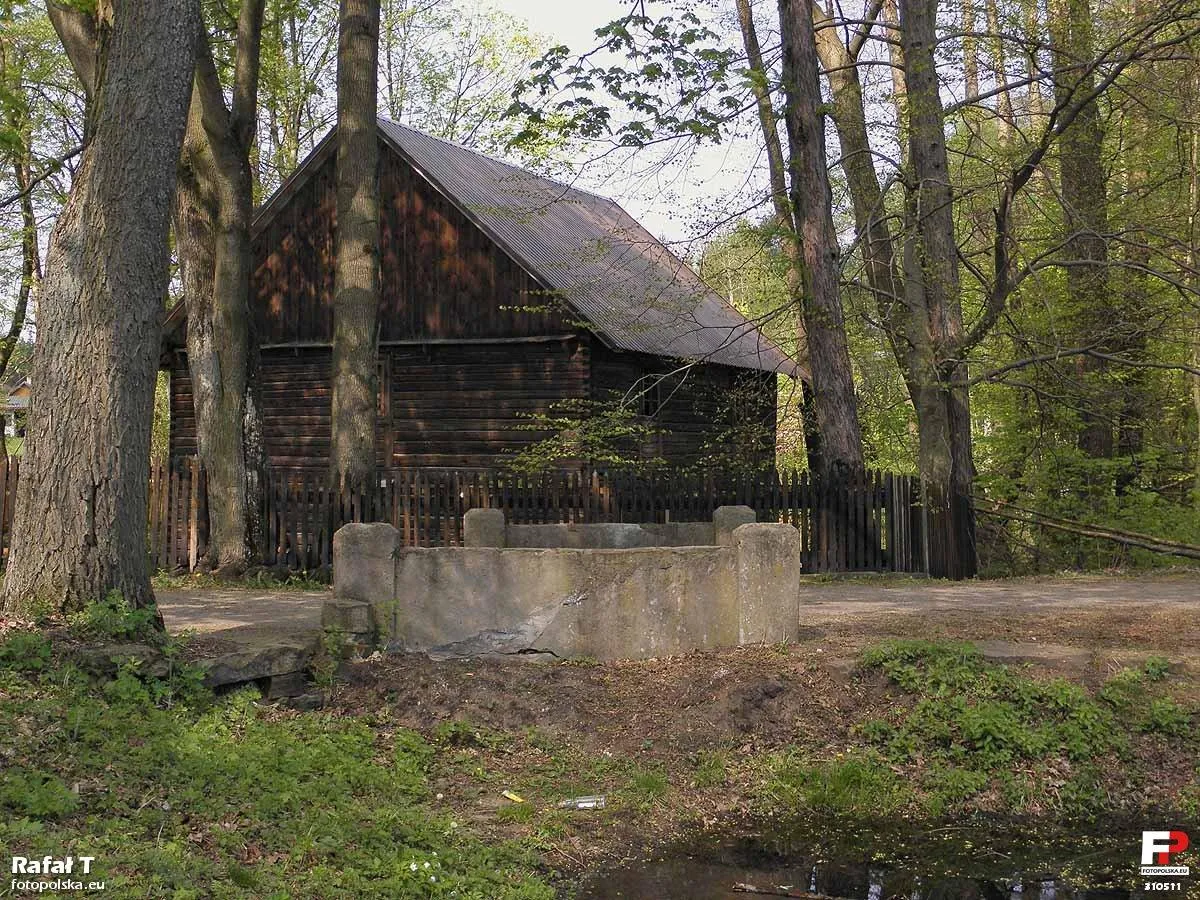 Photo showing: Budynek młyna i mostek na zasypanej młynówce.