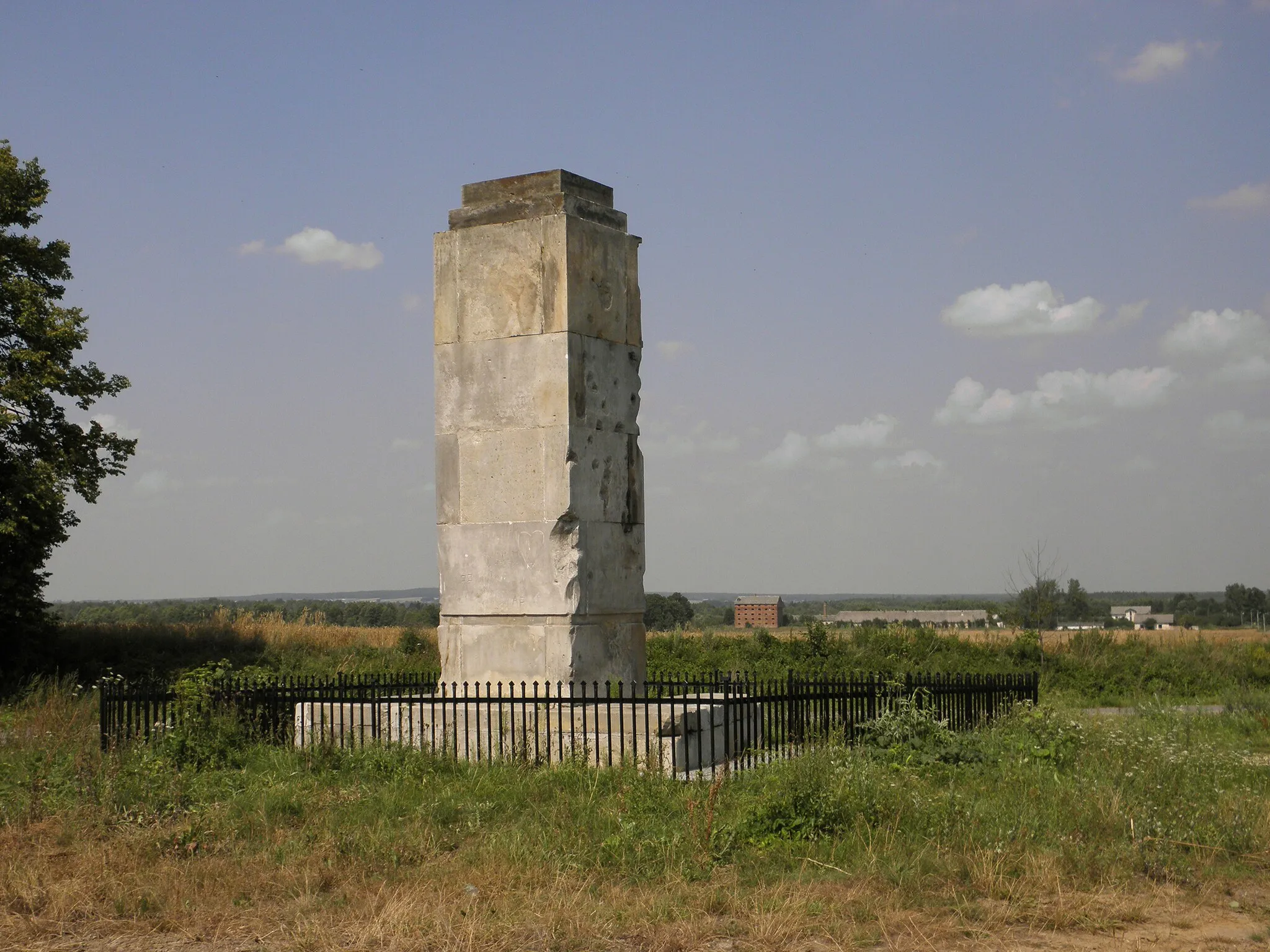 Photo showing: Pomnik (obelisk) Poległych Żołnierzy Legionu Puławskiego w Pakosławiu (obelisk ufundowany przez właścicieli majątku Pakosław dla upamiętnienia bitwy stoczonej przez ochotników z legionu polskiego w maju 1914) (zabytek nr A/408)