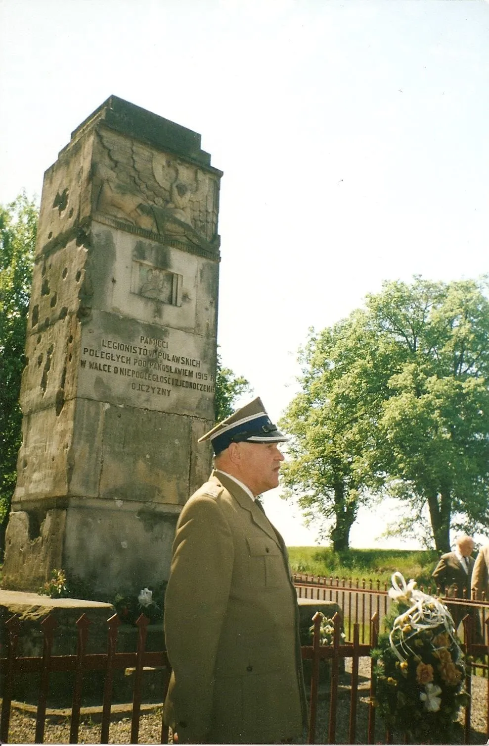 Photo showing: Ppłk. Lucjan Bródka przy pomniku Poległych Żołnierzy Legionu Puławskiego w
Pakosławiu (zabytek nr A/408)