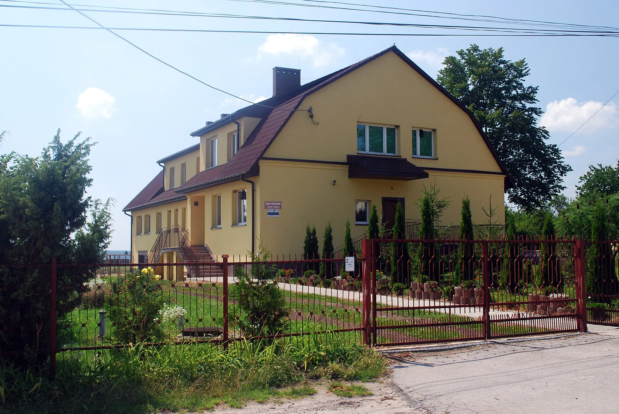 Photo showing: Huta Podłysica - a village in Góry Świętokrzyskie - primary school