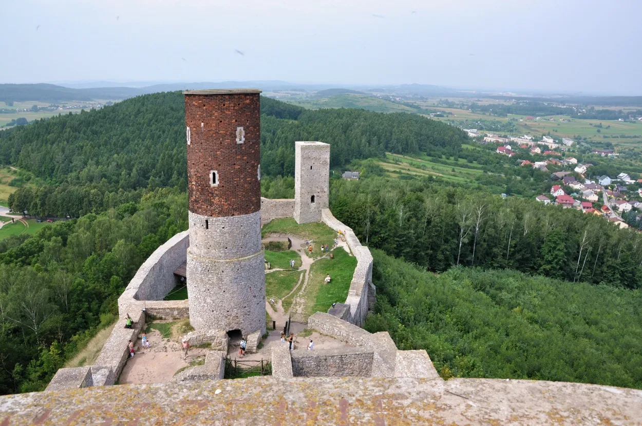 Photo showing: The Chęciny Castle, near Kielce in Poland, was built at the top of a rocky hill (367 metres above sea level) dominating the town of Chęciny. It was erected in about 1300, during the reign of King Władysław Łokietek (Ladislaus the Elbow-high, Ladislaus I of Poland). The castle was extended considerably during the 15th century, when it was divided into two parts: the main castle with two characteristic, cylindrical towers (one being a donjon and the other serving as a watch tower) made of stone and the lower castle (where the octagonal tower was erected) performing economic functions.
The Chęciny Castle was was an important place on the map of medieval Poland. In 1331, the army of the Kingdom went from here to the Battle of Płowce, against the Teutonic Order. During the 14th century numerous conventions of the nobles were held at the castle. It served not only as a mighty stronghold, but as a house to the royal treasures, a residence of Polish queens (among others, of Adelaide of Hesse, the wife of Casimir III the Great, and Bona Sforza d'Aragona, the wife of Sigismund I the Old), and a prison of the state (it was chosen as a place of imprisonment for some of the officials of the Teutonic Order, including Michael Küchmeister von Sternberg, the later Grandmaster of the Order, taken hostage after the battle of Koronów, 1410).
The turbulent 17th century turned out to be very unfavourable for Chęciny. In 1607 the castle was ravaged during the Zebrzydowski's Rebellion, one of the civil wars in the Kingdom of Poland. In 1655, at the time of the Swedish Deluge, it was captured by guile by the enemy. Two years later, it was plundered by the Transylvanian troops of Prince George II Rákóczi, the ally of Charles X Gustav. Both the Swedes and the Hungarians were finally defeated, but the castle was falling into ruin. 
The restorarion efforts were frustrated by another Swedish invasion, which took place during the Great Northern War, in 1707. Ravaged again, the Chęciny castle became ruined and abandoned for good. Two hundred years later, during the First World War, the ruin was shelled by the Austrian artillery, since because of its strategic location it served as an observation point for the Russian troops.

Some restoration works were conducted in the years 1948-49, 1961 and 1995.
