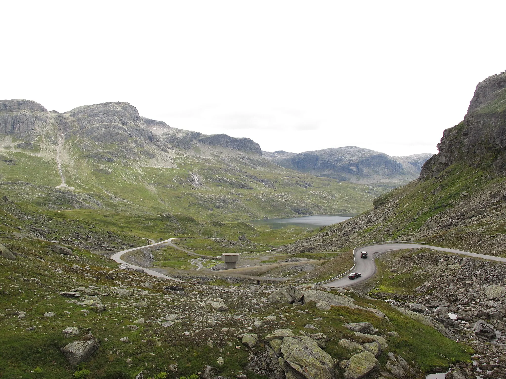 Photo showing: From the "Dyrskar" pass on the Haukeli mountain plateau in Norway. View looking east from the oldest road, showin a newer road snaking up the mountain, while the concrete structure in the middle is todays E134 road going in a tunnel under the area.