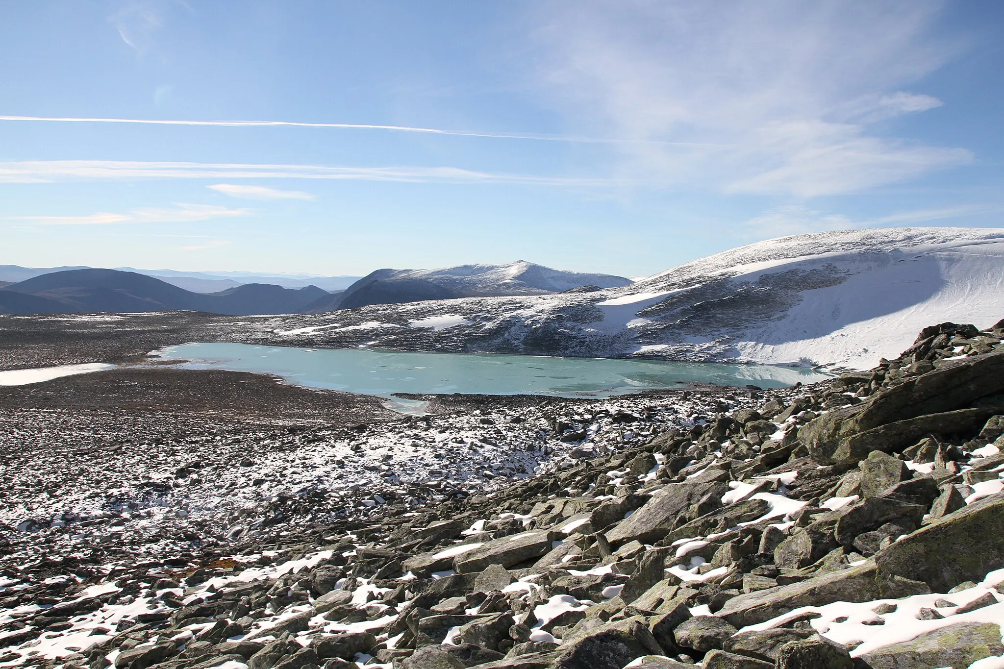 Photo showing: The glacial lake Istjørni stems directly from the Southern main glacier of the Snøhetta massif. The lake lies directly below the mountain.