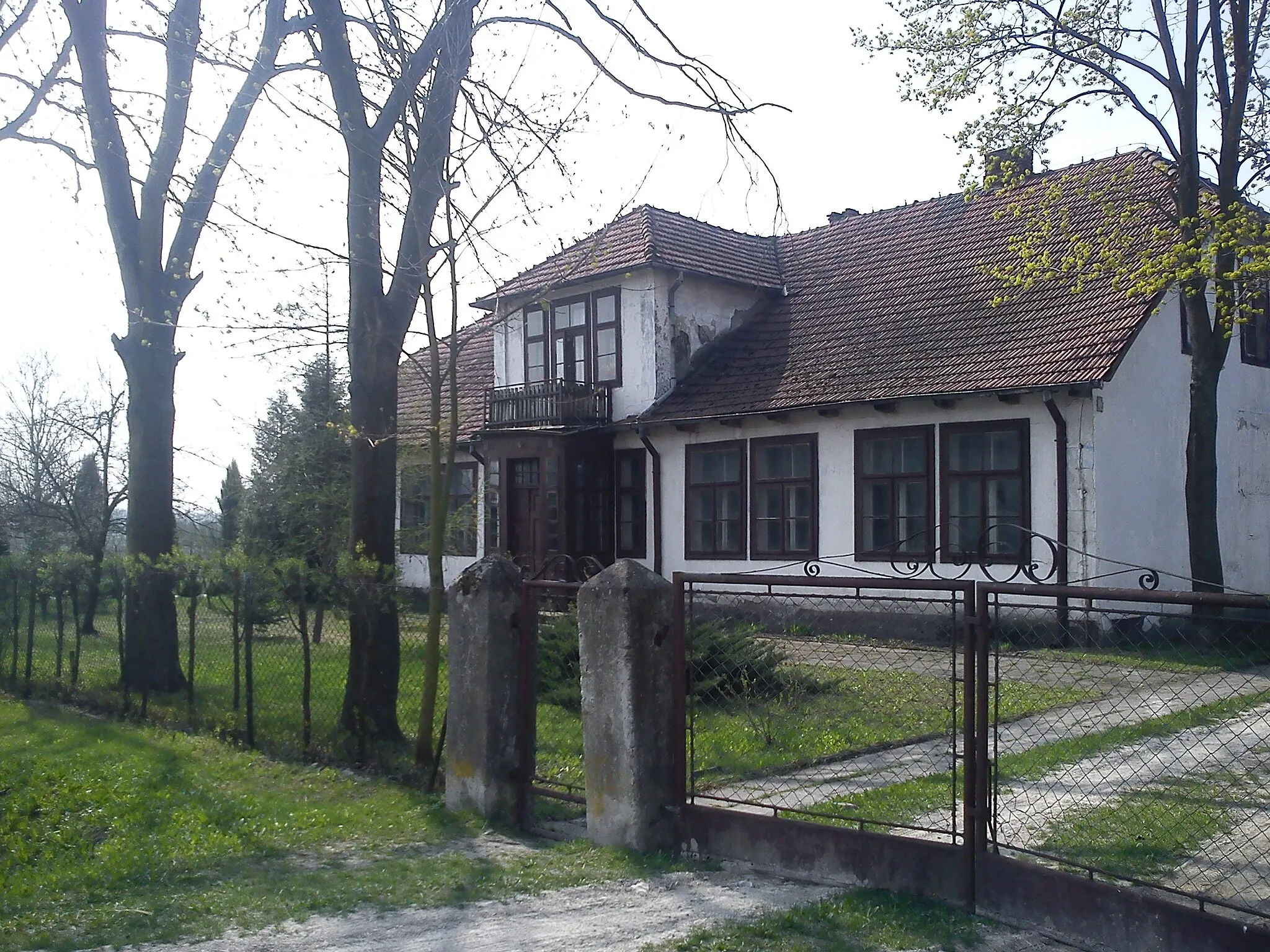 Photo showing: Budynek starej szkoły w Kobylnikach