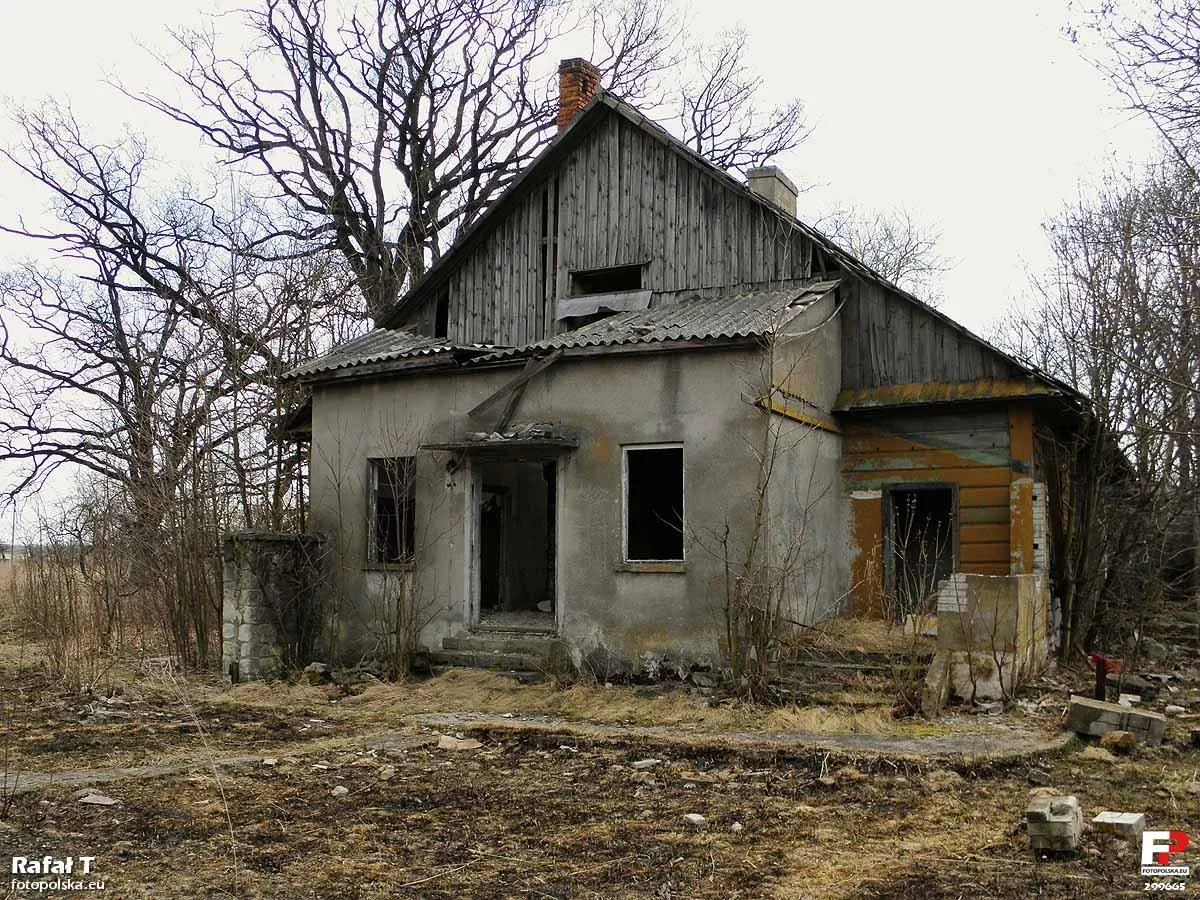 Photo showing: Dwór ostatnio pełnił funkcję biura PGR-u, dziś popada w ruinę.