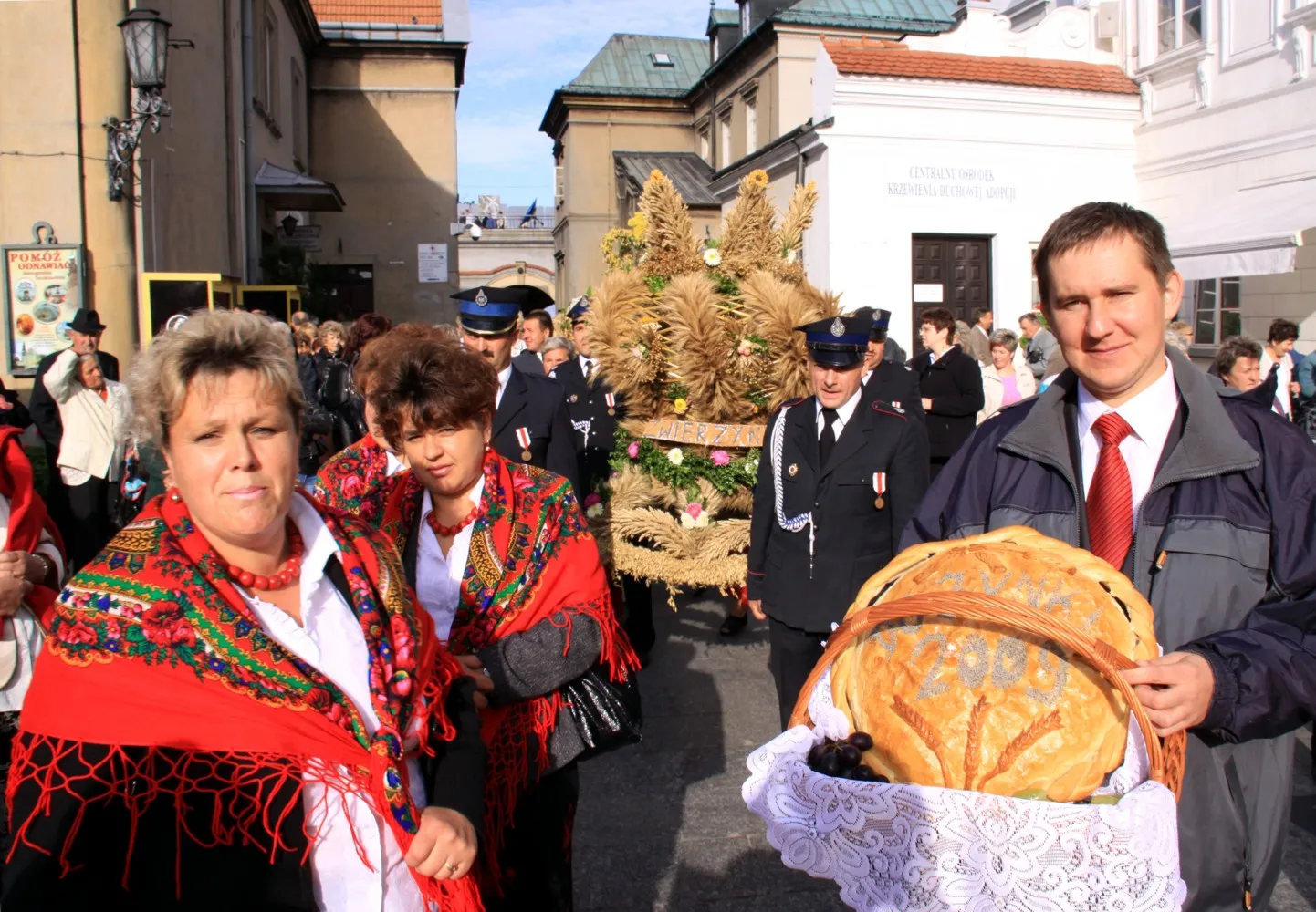 Photo showing: Delegacja dożynkowa wsi Zwierzyniec z wieńcem i bochnem na Jasnej Górze, 6 września 2009 r.