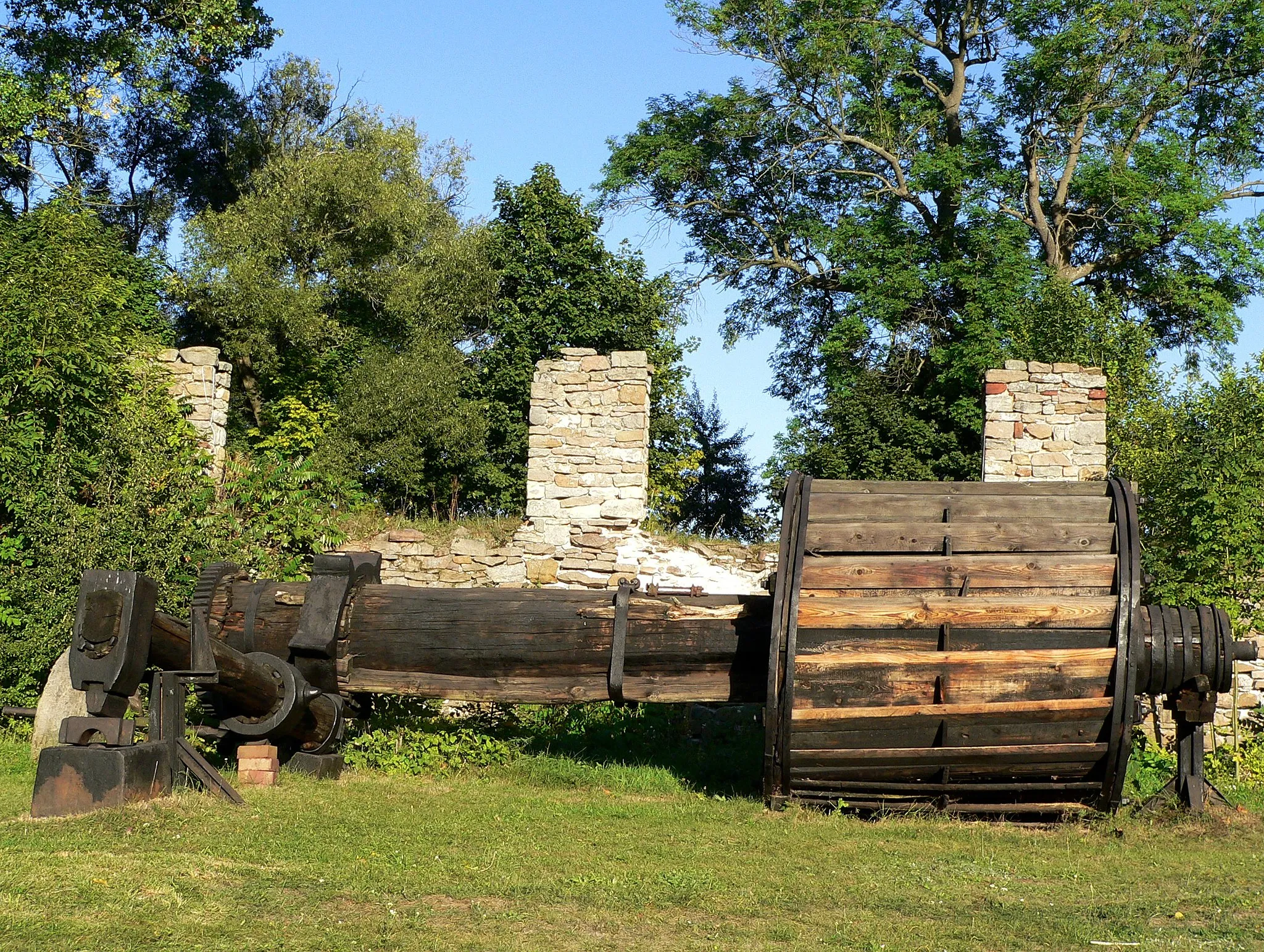 Photo showing: Description: Water wheel and hammer in the Old Industry Museum in Sielpia Wielka, Poland

Opis: Koło wodne z młotem z nieistniejącej już kuźni wodnej we wsi Drutarnia - eksponat w Muzeum Zagłębia Staropolskiego w Sielpi Wielkiej, powiat konecki
Source: Picture was taken in september 2005 and uploaded by Marek K. Misztal