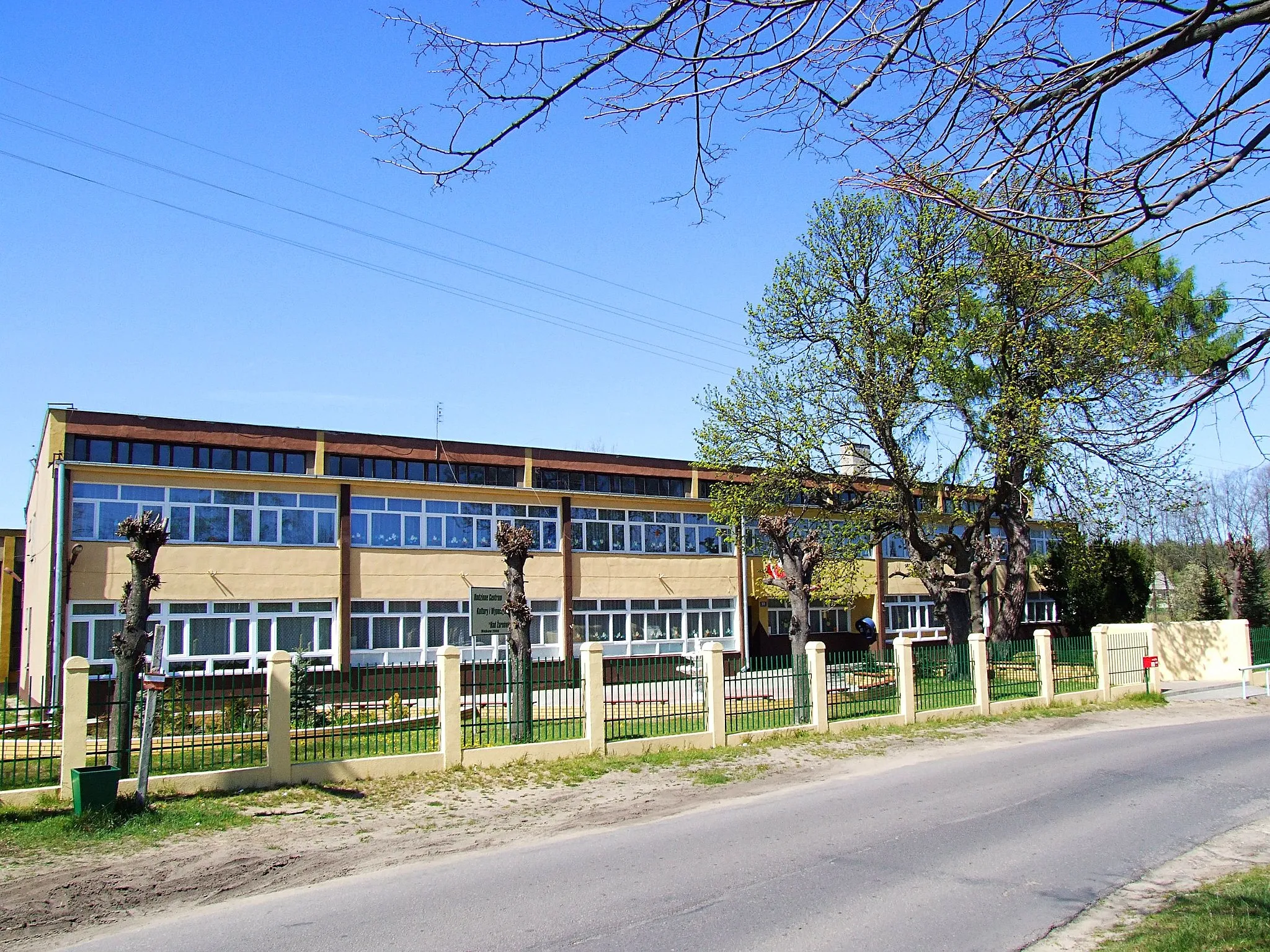 Photo showing: Majków - Szkoła
