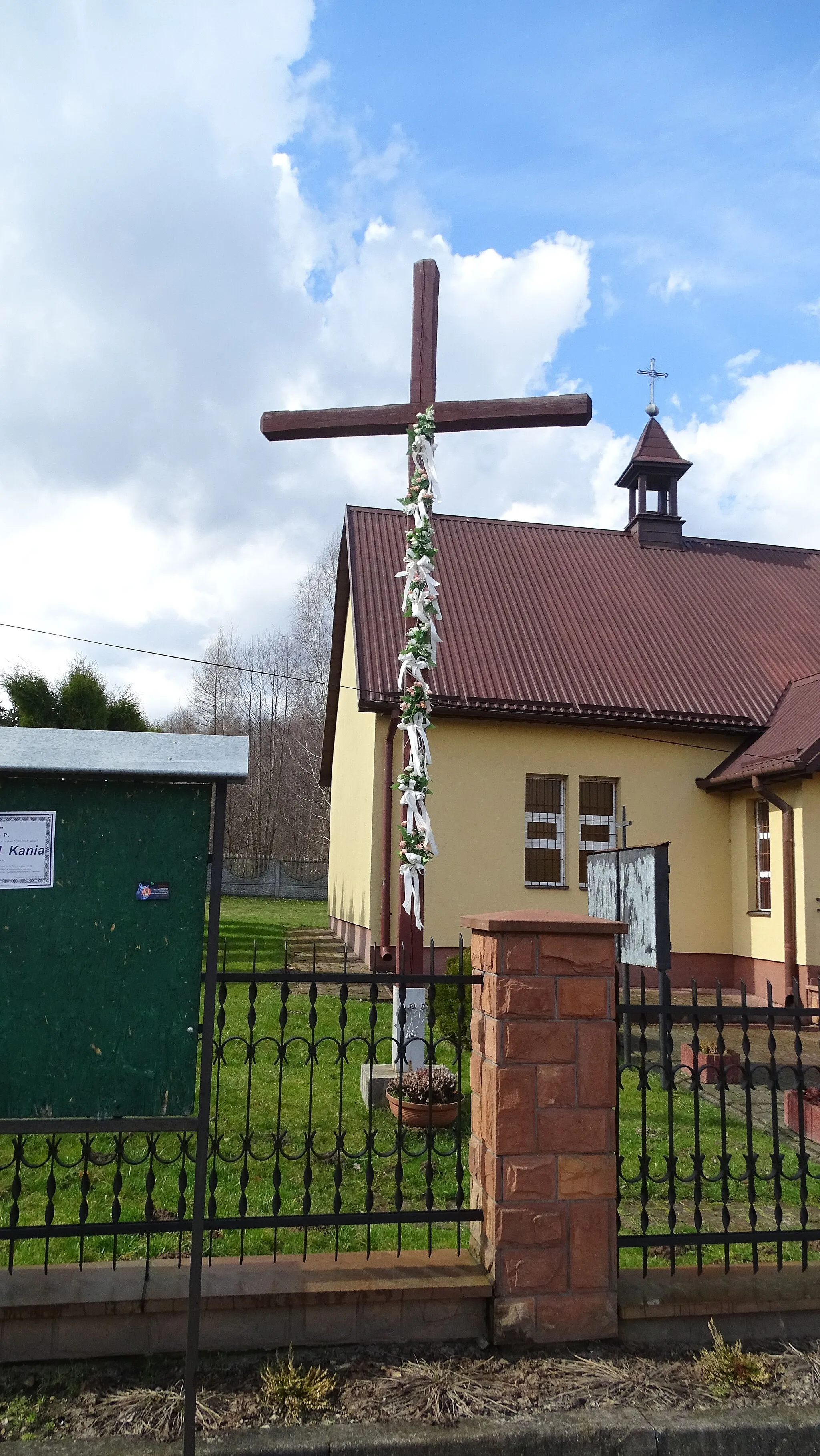 Photo showing: Kołomań – krzyż przed kaplicą filialną Najświętszego Serca Jezusa