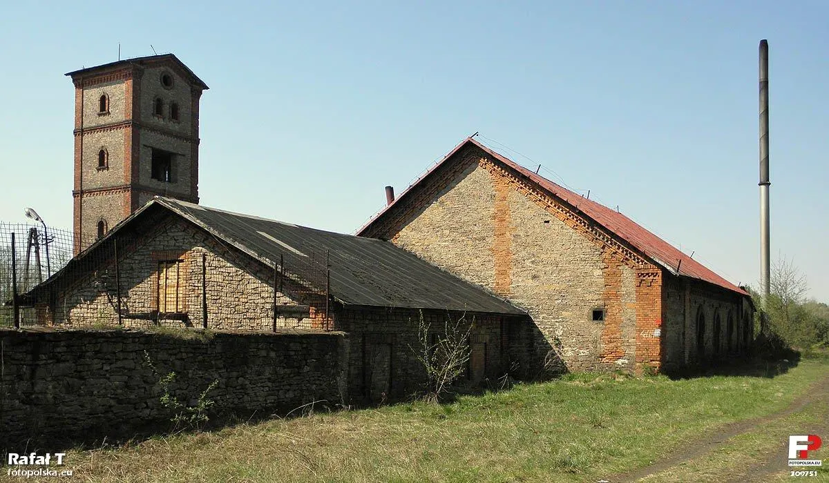 Photo showing: Budynki dawnego zespołu wielkopiecowego, widok od strony rzeki Czarnej.