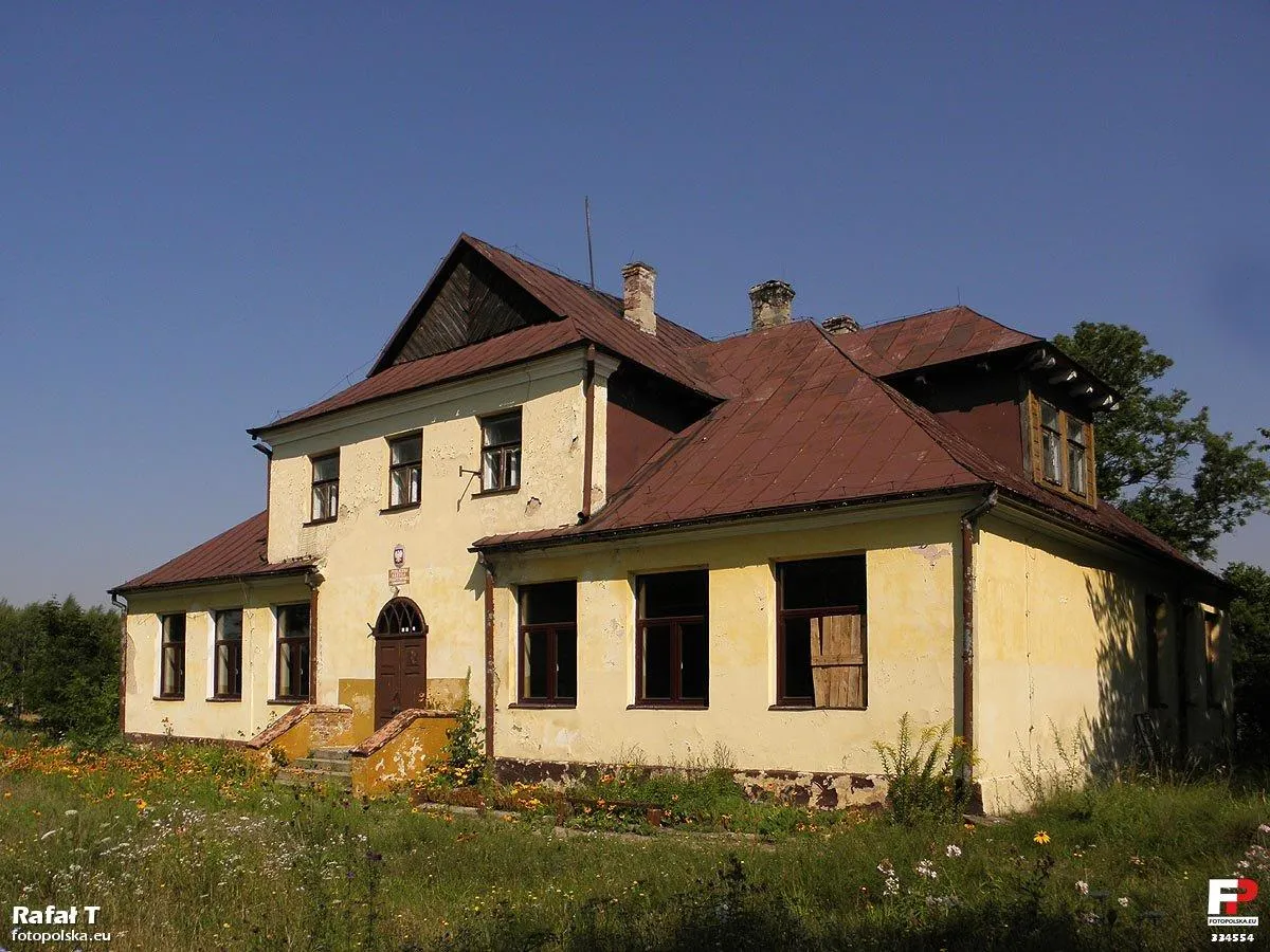 Photo showing: Budynek dawnej szkoły podstawowej.