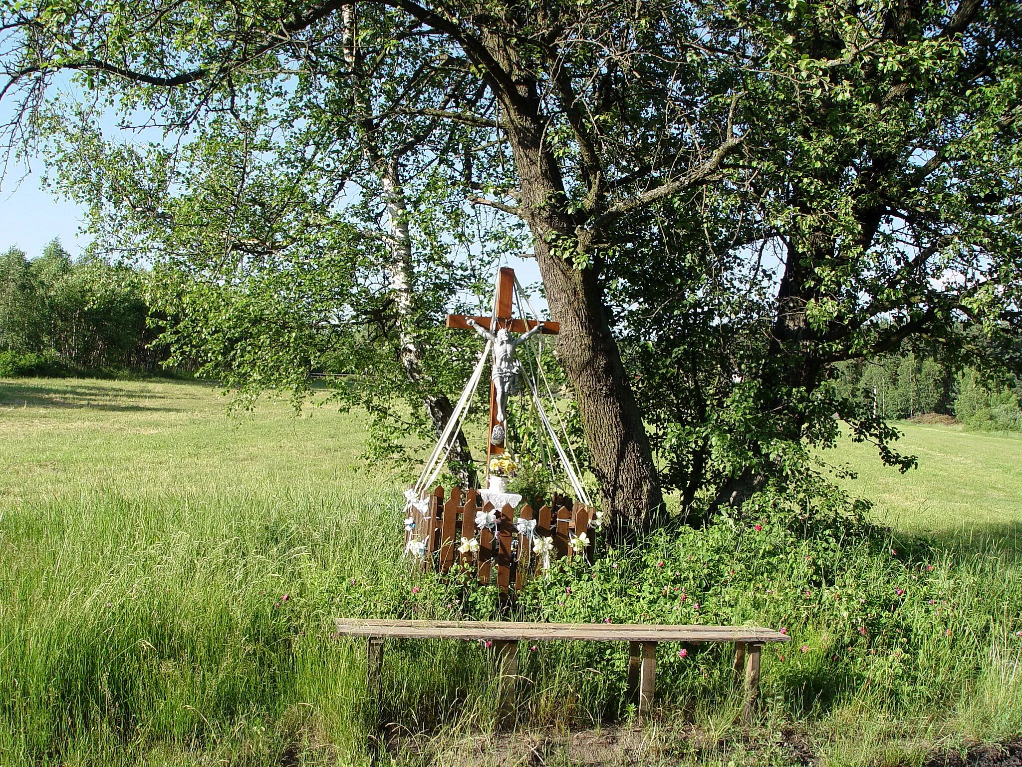 Photo showing: Błaszków, przydrożny krzyż na wschodnim skraju wsi.