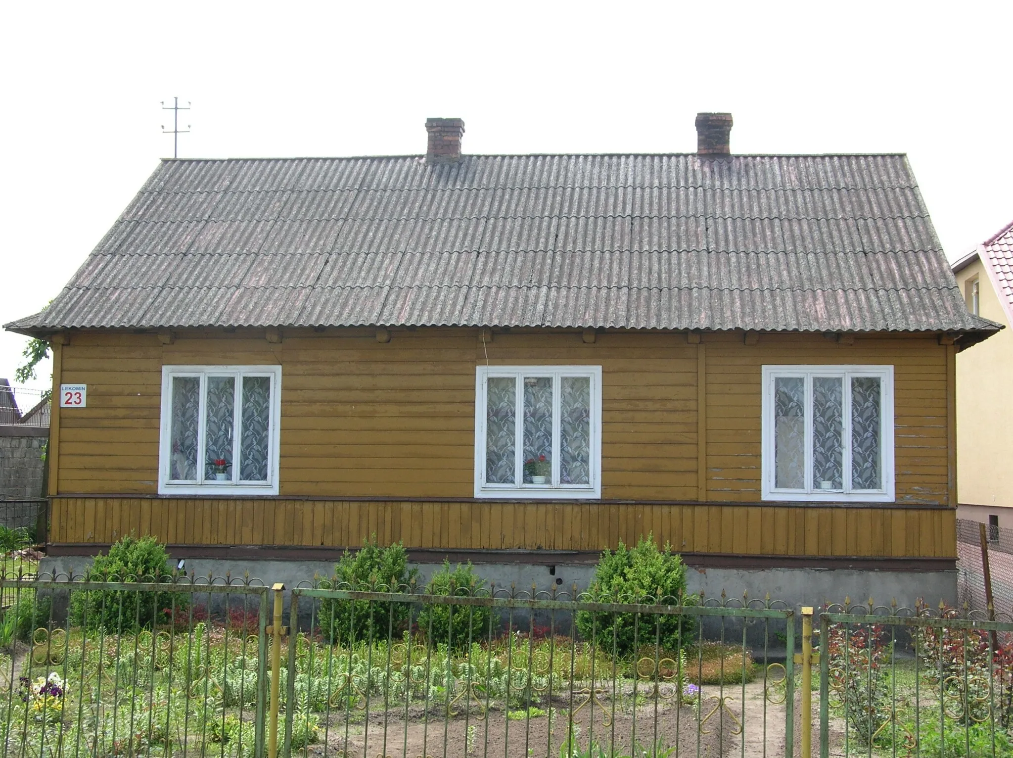 Photo showing: Cottage in Lekomin