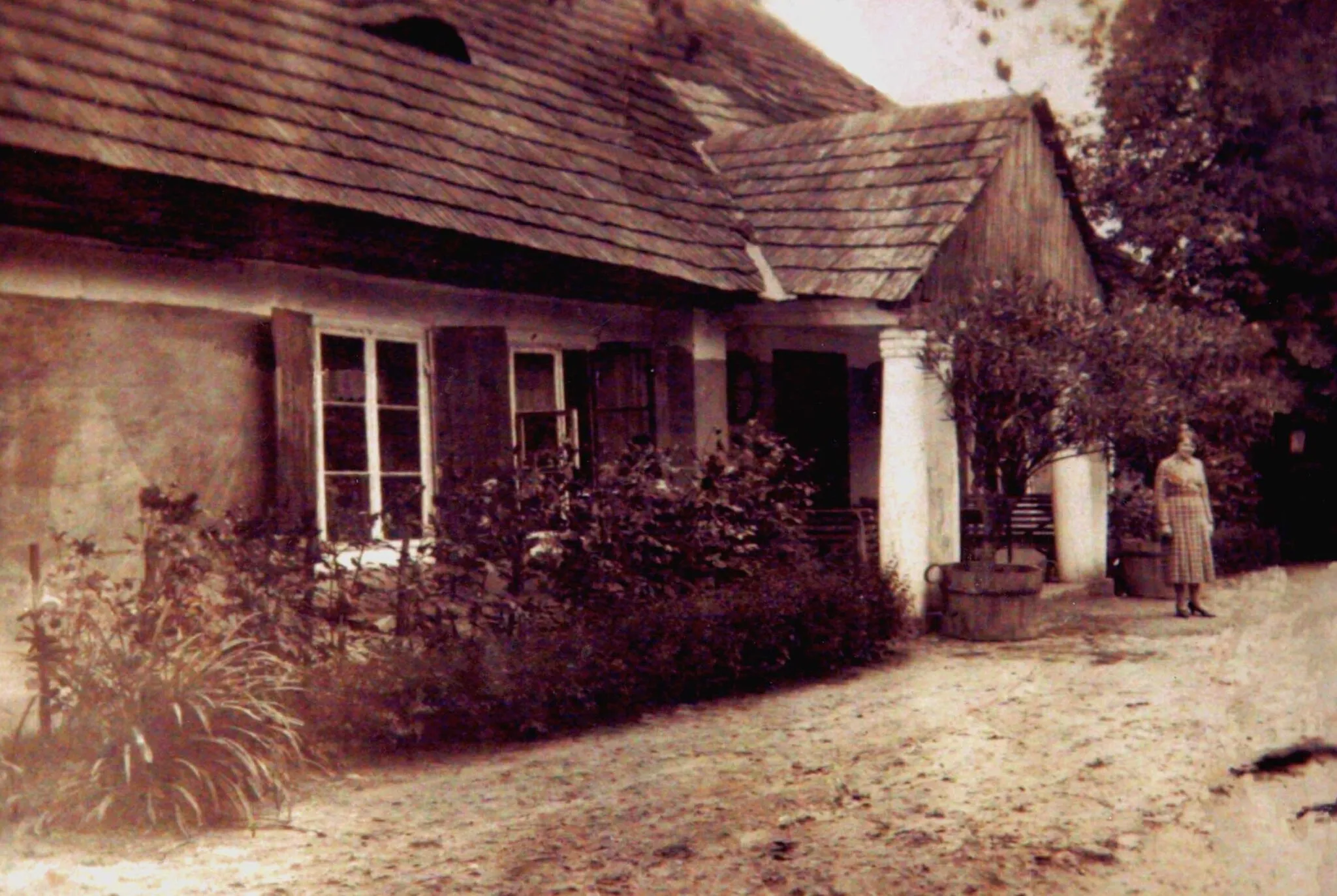 Photo showing: Nieistniejący dwór z końca XVIII wieku w Zakrzowie (gmina Oksa) - od 1874 roku własność lekarza Floriana Krassowskiego.