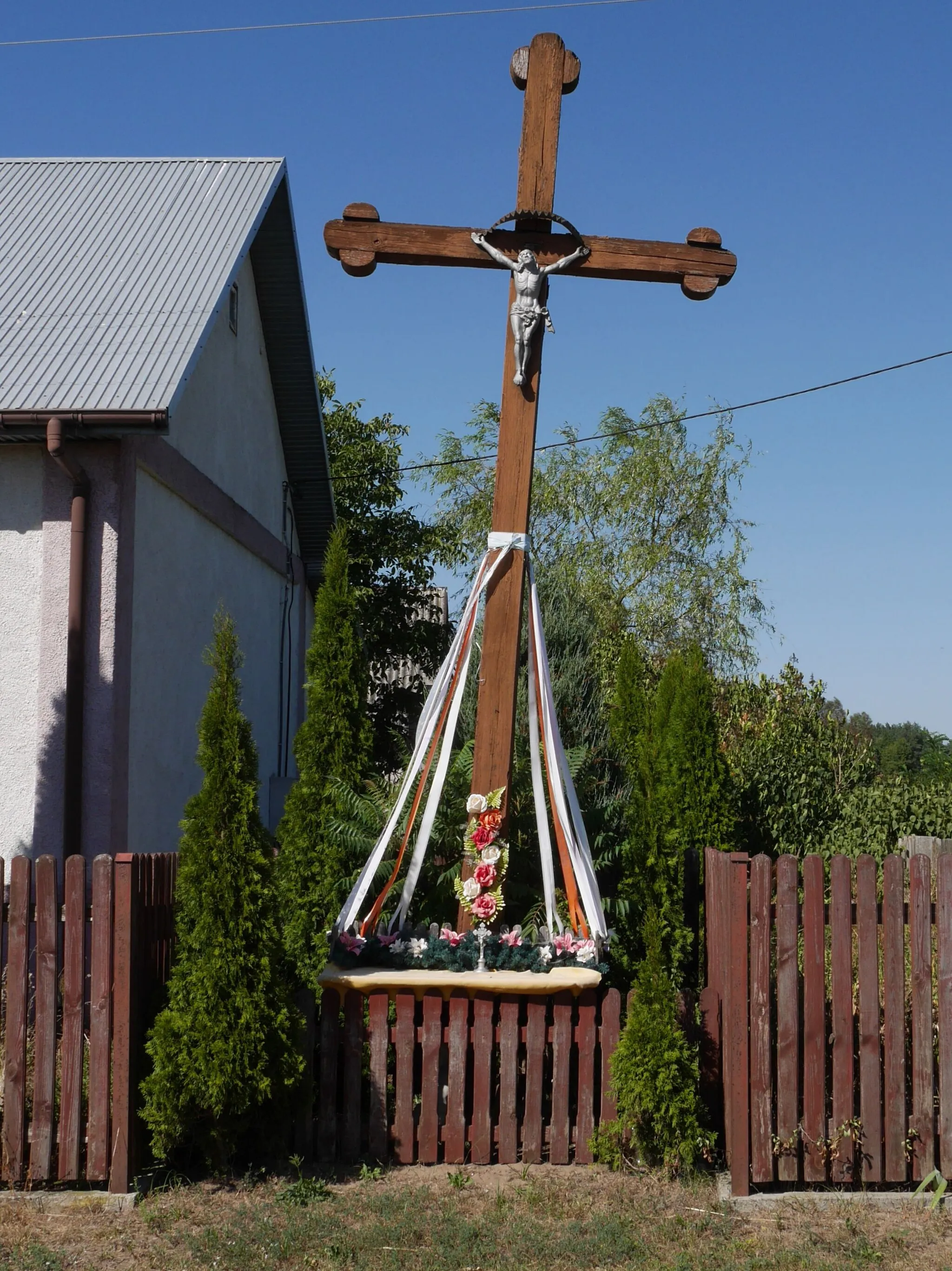 Photo showing: Wayside cross in Ujny