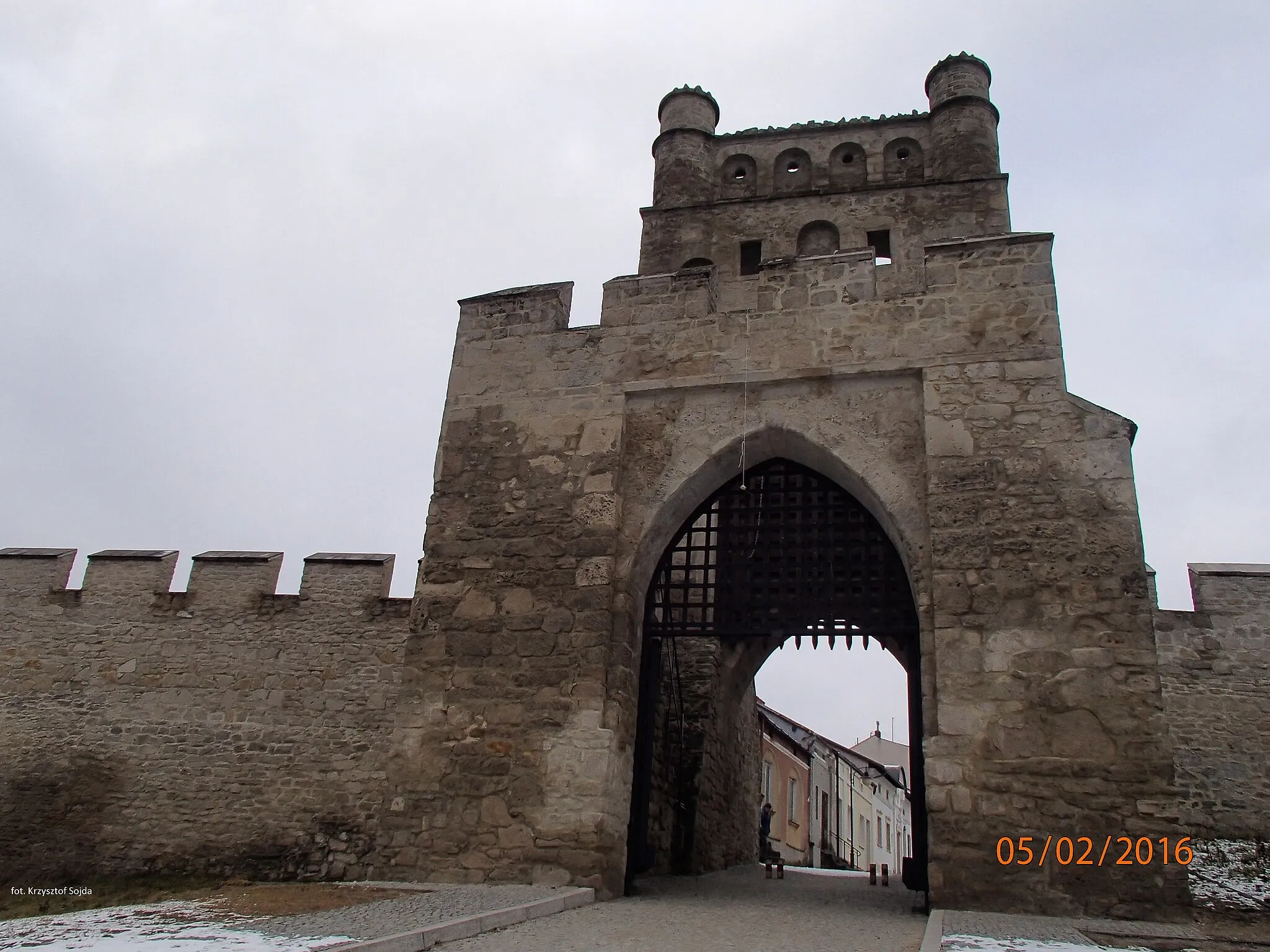 Photo showing: Widok średniowiecznej bramy miejskiej wraz z fragmentem murów.