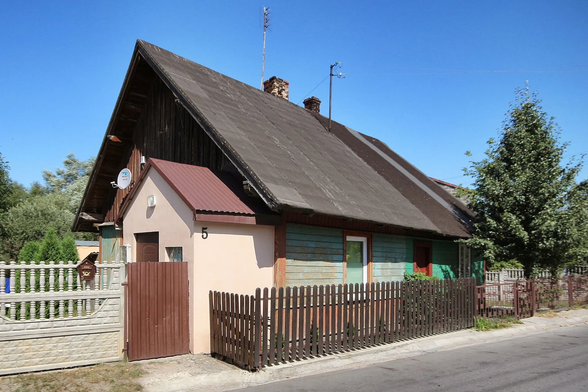 Photo showing: House in Suków.