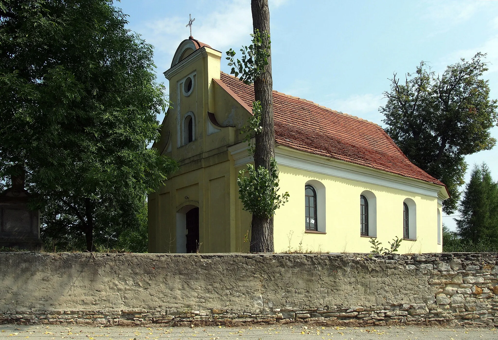 Photo showing: Chapel in Sielec, powiat staszowski, Świętokrzyskie Voivodeship, Poland. Former Calvinist church built in XVIII century, used since 1980 as a chapel of the parish church in Koniemłoty.