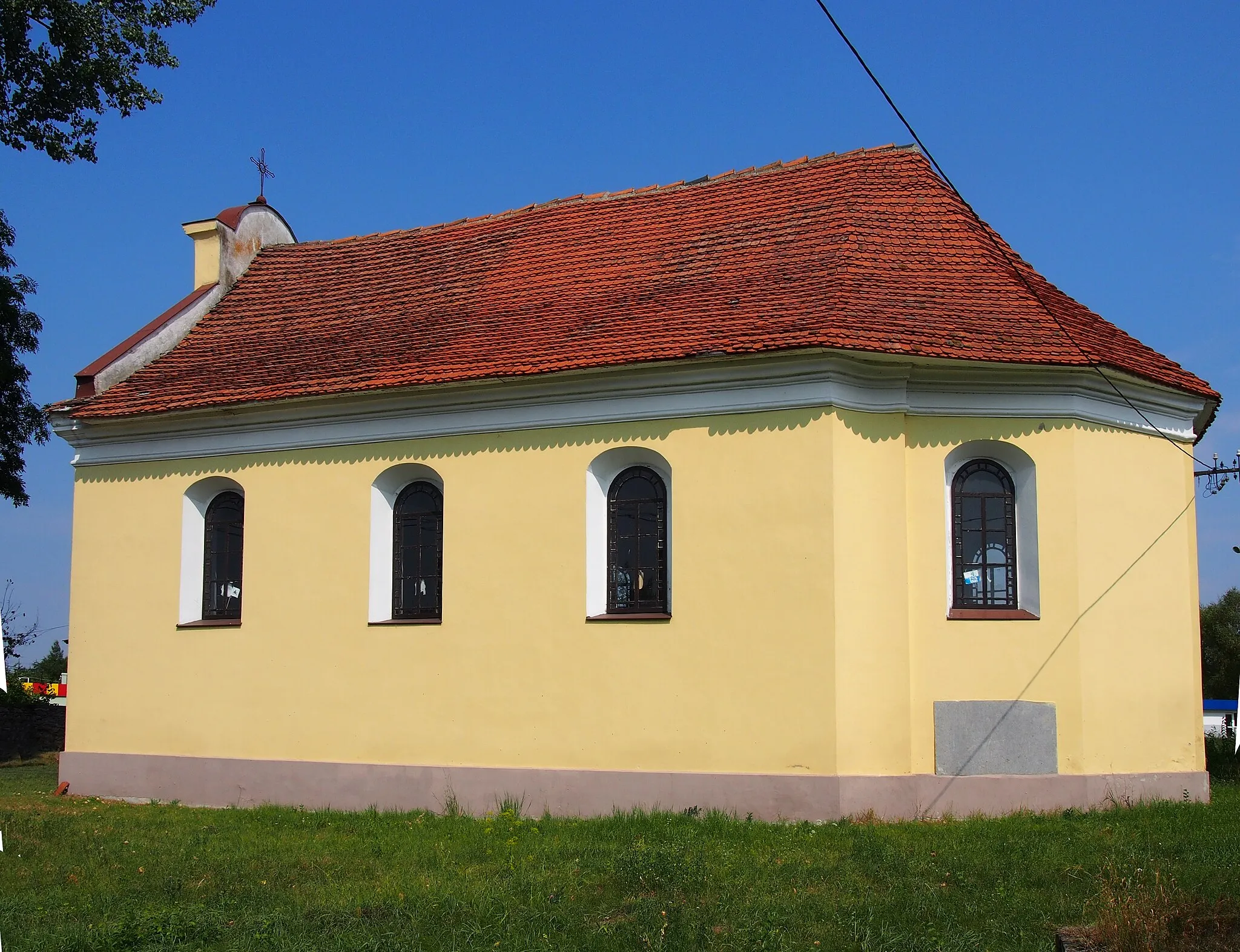 Photo showing: Chapel in Sielec, powiat staszowski, Świętokrzyskie Voivodeship, Poland. Former Calvinist church built in XVIII century, used since 1980 as a chapel of the parish church in Koniemłoty.