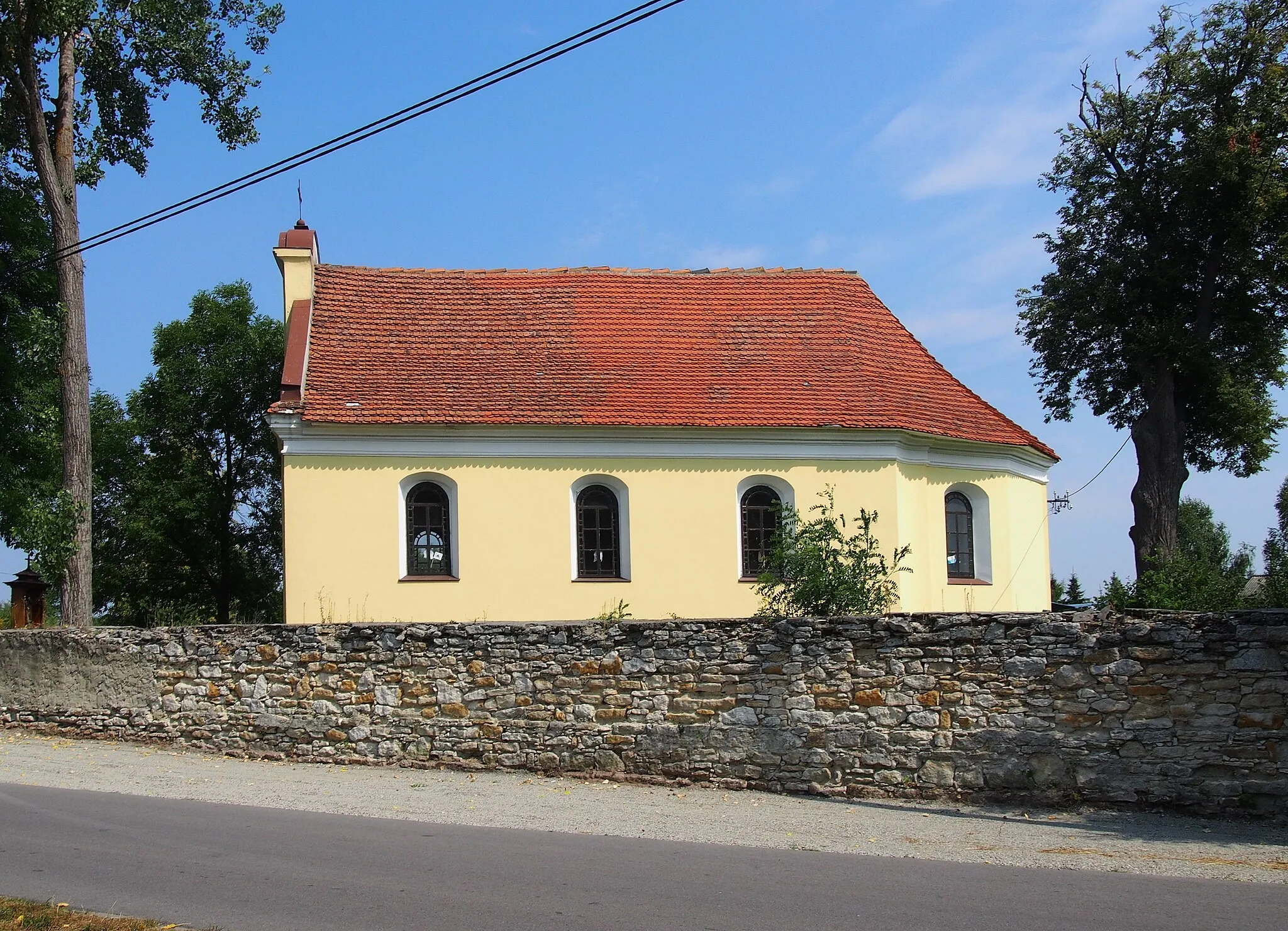 Photo showing: Chapel in Sielec, powiat staszowski, Świętokrzyskie Voivodeship, Poland. Former Calvinist church built in XVIII century, used since 1980 as a chapel of the parish church in Koniemłoty.