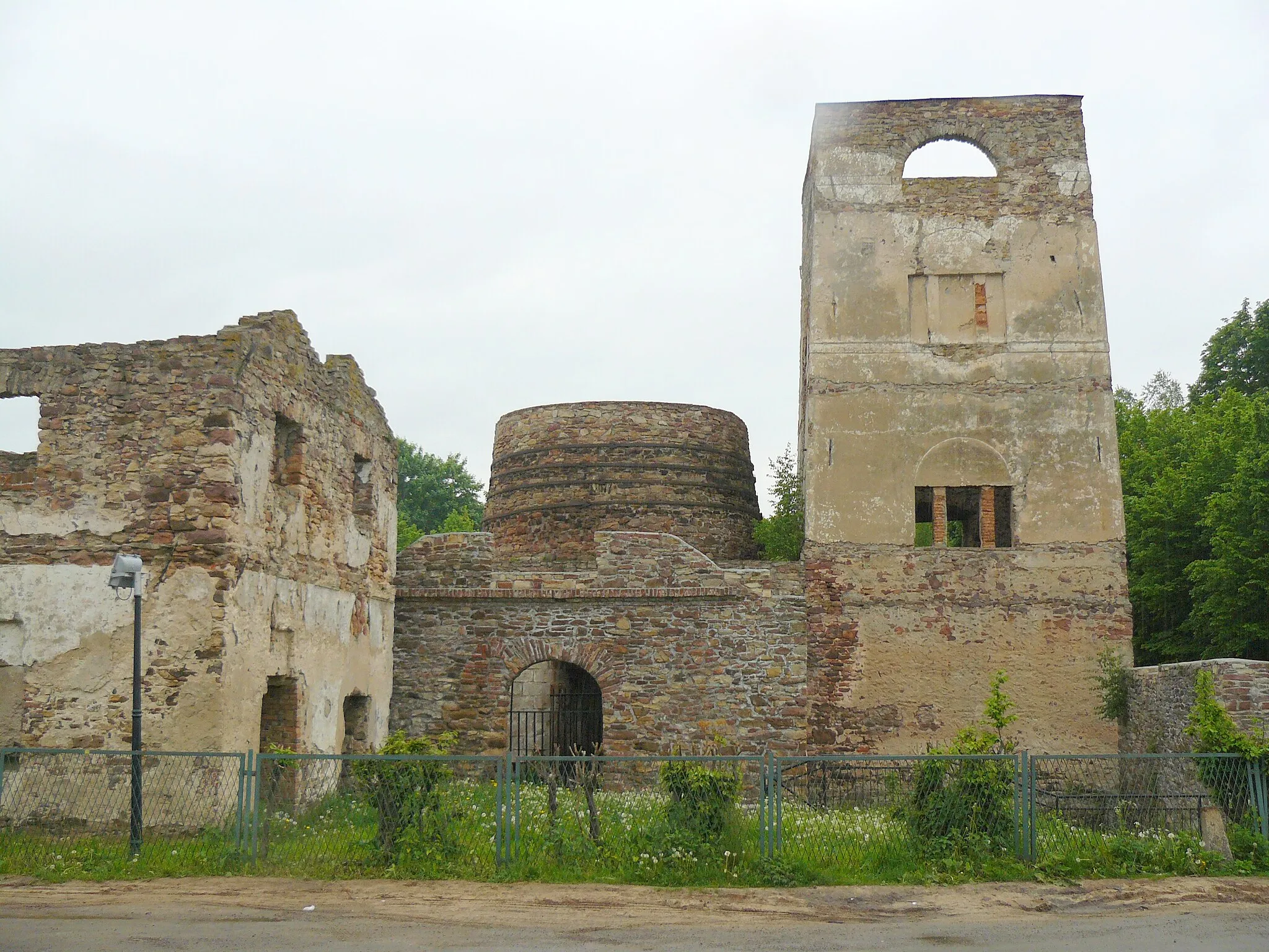 Photo showing: Ruins of steelworks, 19th century, en Samsonów, Poland, view from the road