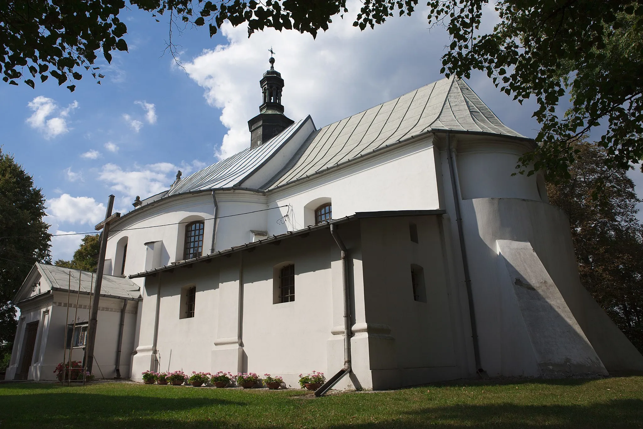 Photo showing: Boczne wejście do kościoła pod wezwaniem Trójcy Przenajświętszej w Samborcu (zabytek nr rejestr. A/714)