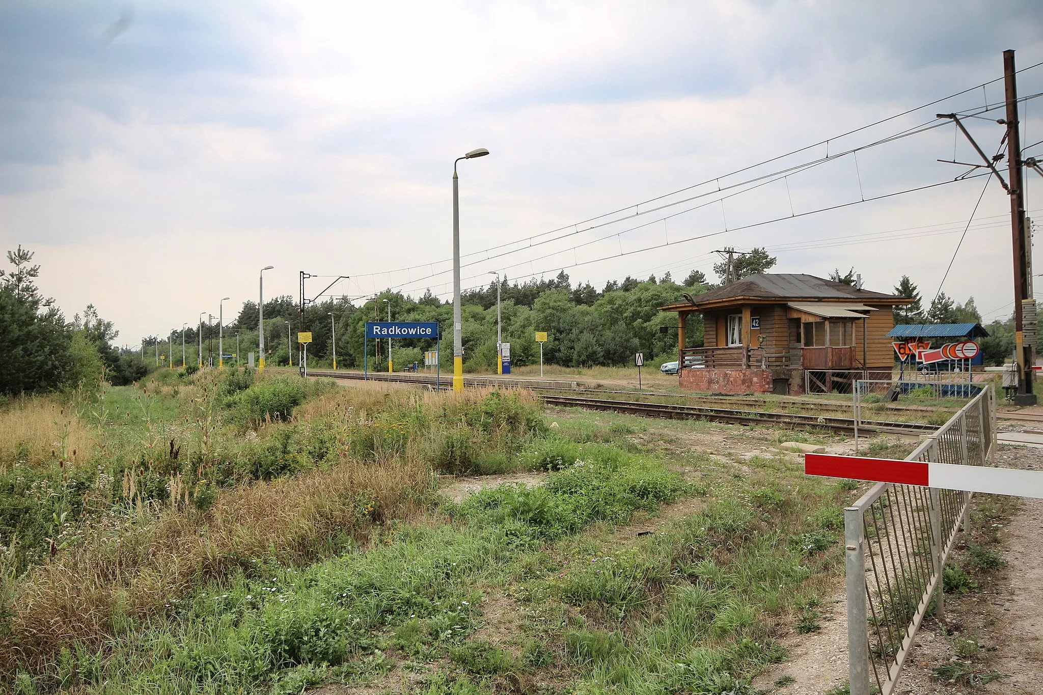 Photo showing: Radkowice train stop.