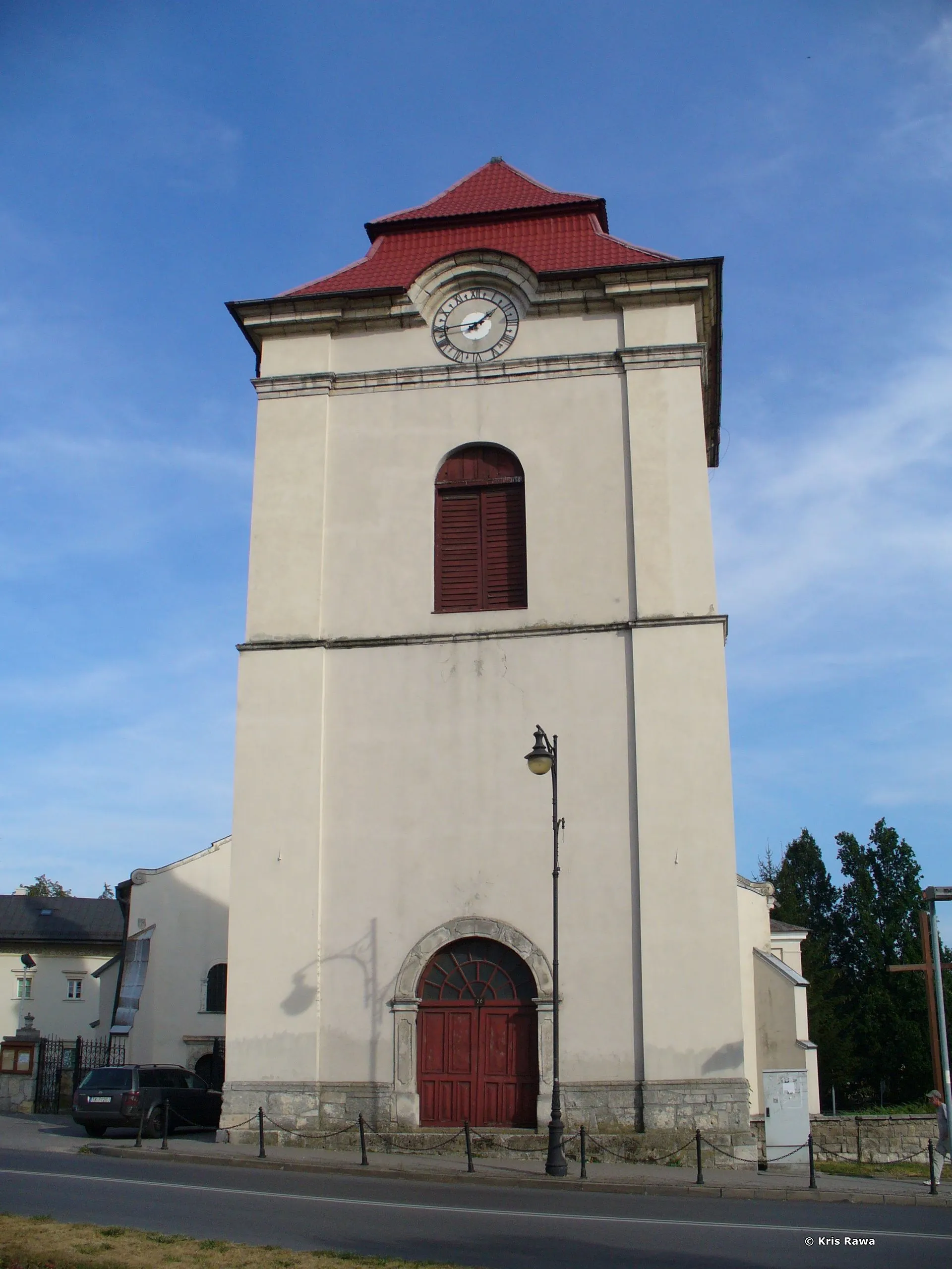 Photo showing: Przed kościołem stoi dzwonnica zbudowana w latach 1685–1691 przez architekta Wojciecha Trybulskiego