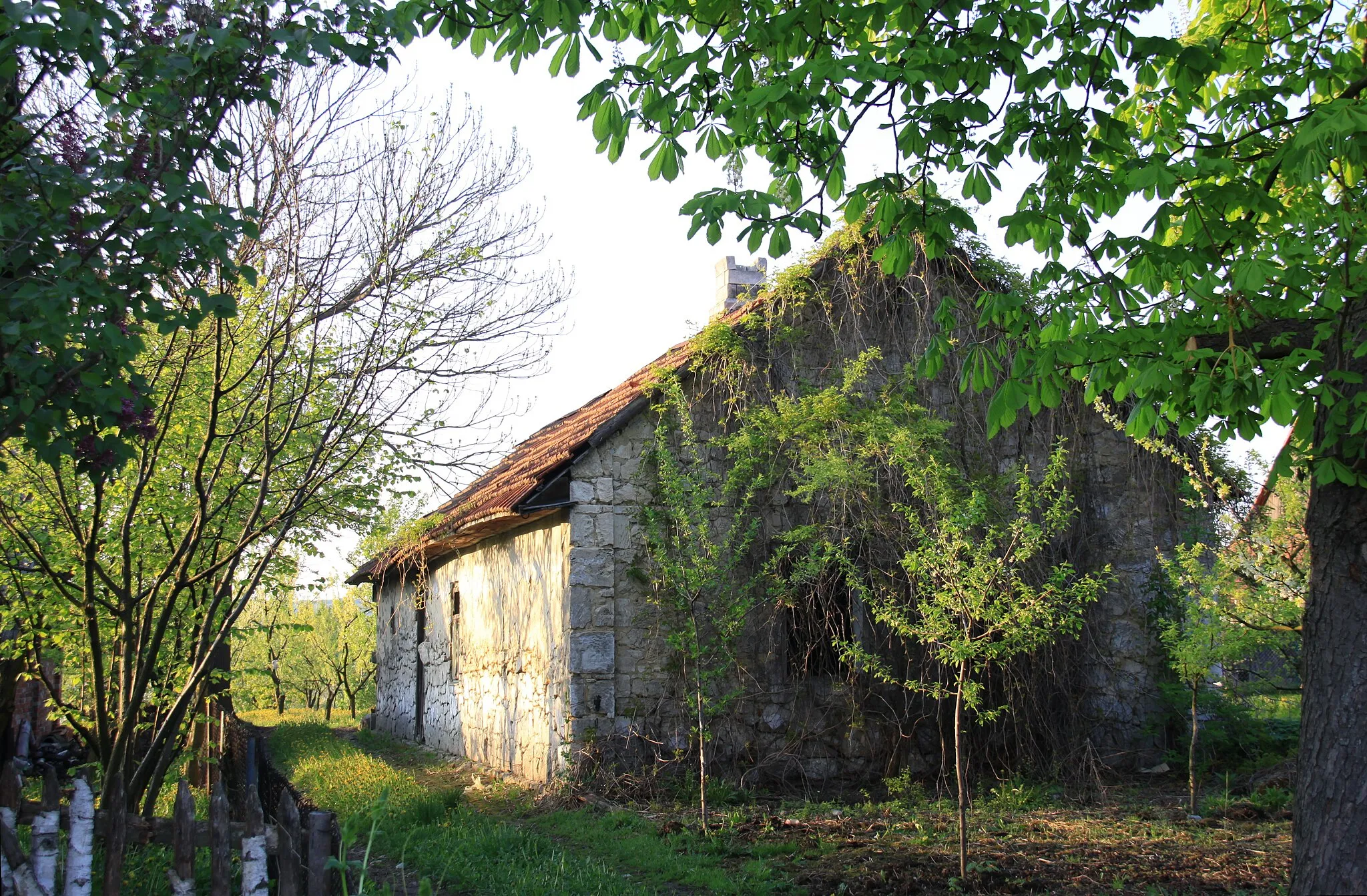 Photo showing: Pęczelice - old villages housestone