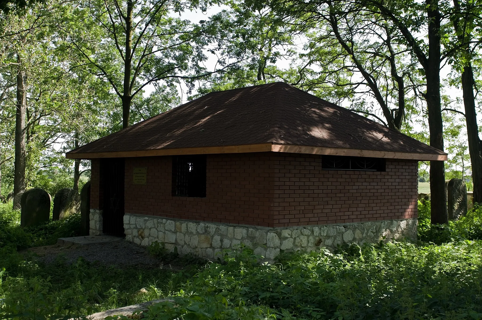 Photo showing: Jewish cemetery in Ożarów - ohel