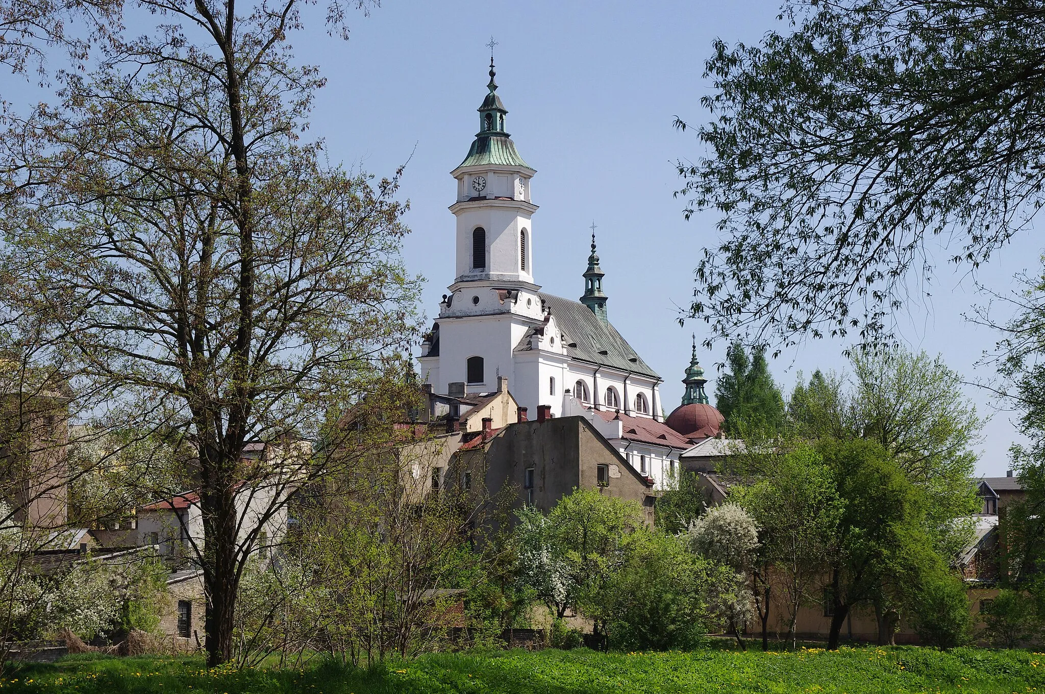 Photo showing: Collegiate of St. Michael and the town center of Ostrowiec Świętokrzyski, seen from the Town Park