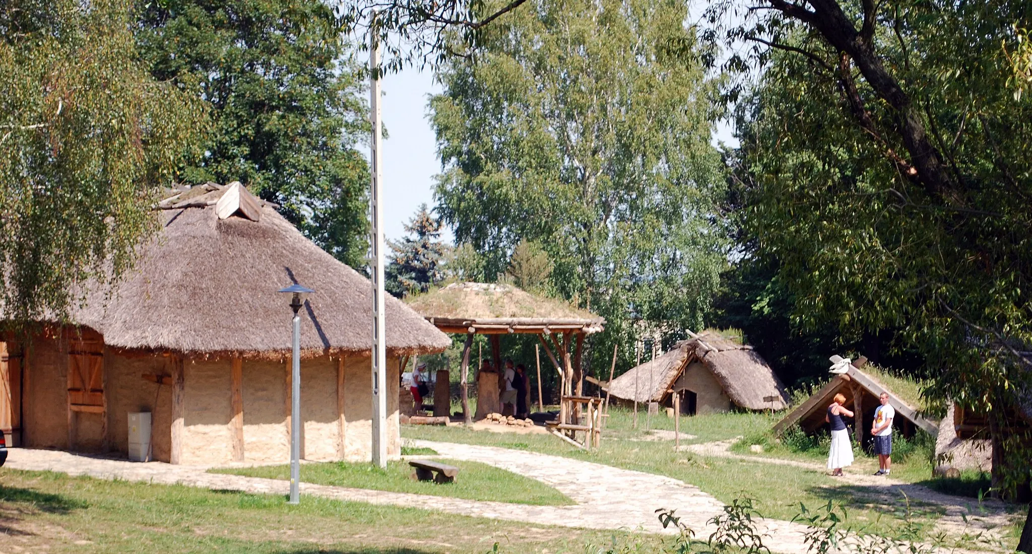 Photo showing: Centrum Kulturalno-Archeologiczne w Nowej Słupii: Widok ogólny na chaty