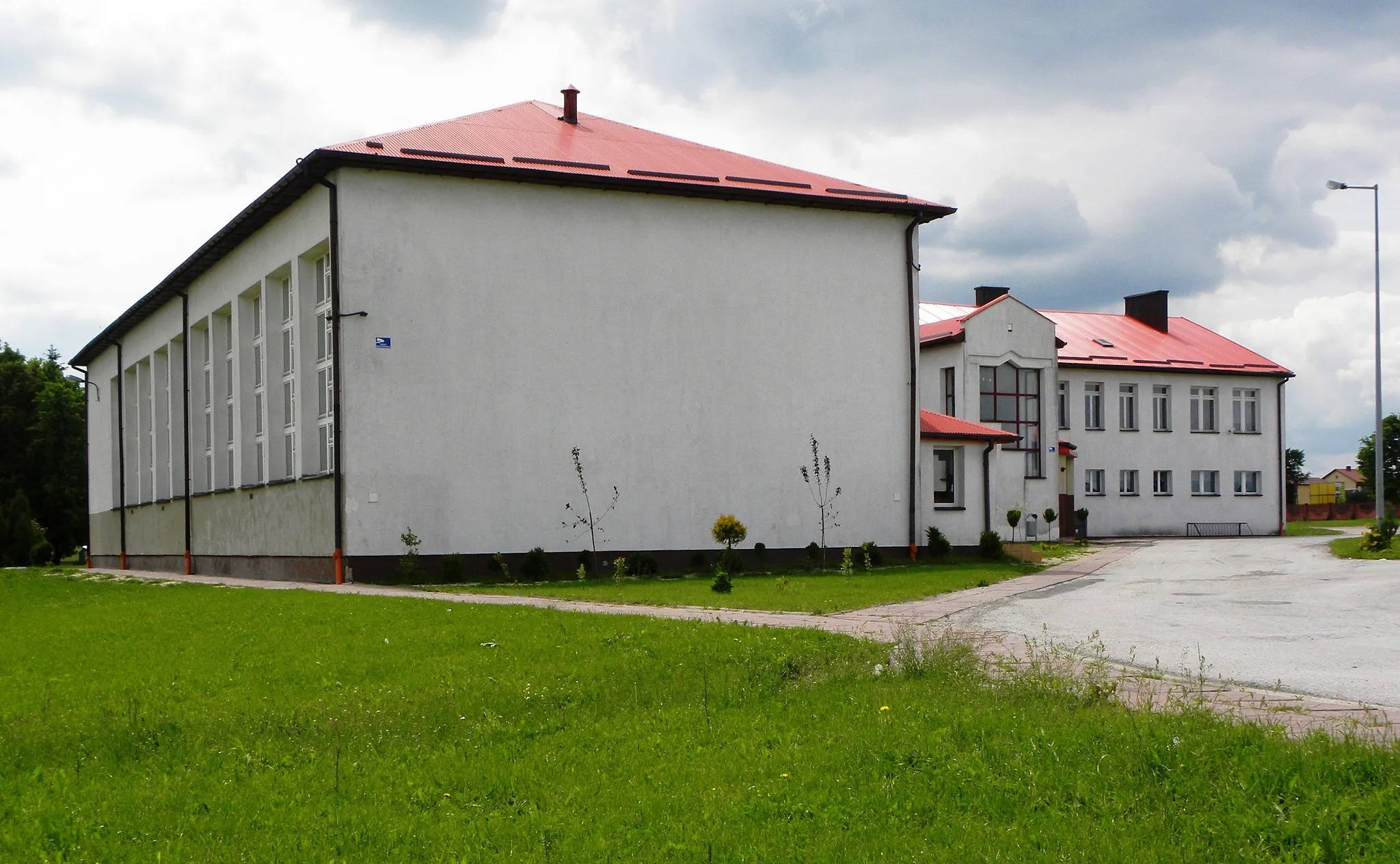 Photo showing: Primary school and secondary school in Miąsowa.